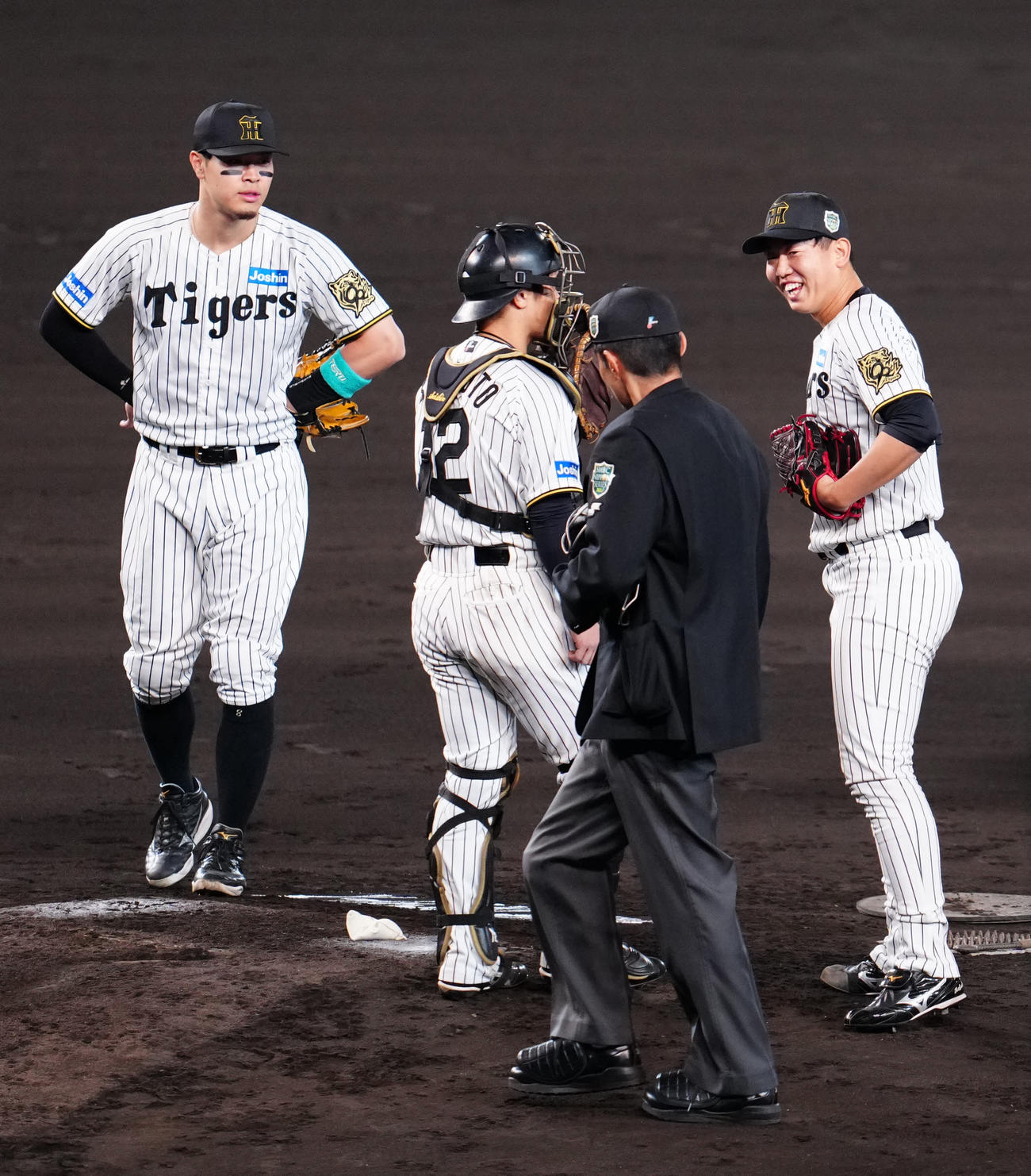 阪神対ソフトバンク　5回表途中、マウンドに上がる阪神2番手の畠（右端）（撮影・江口和貴）