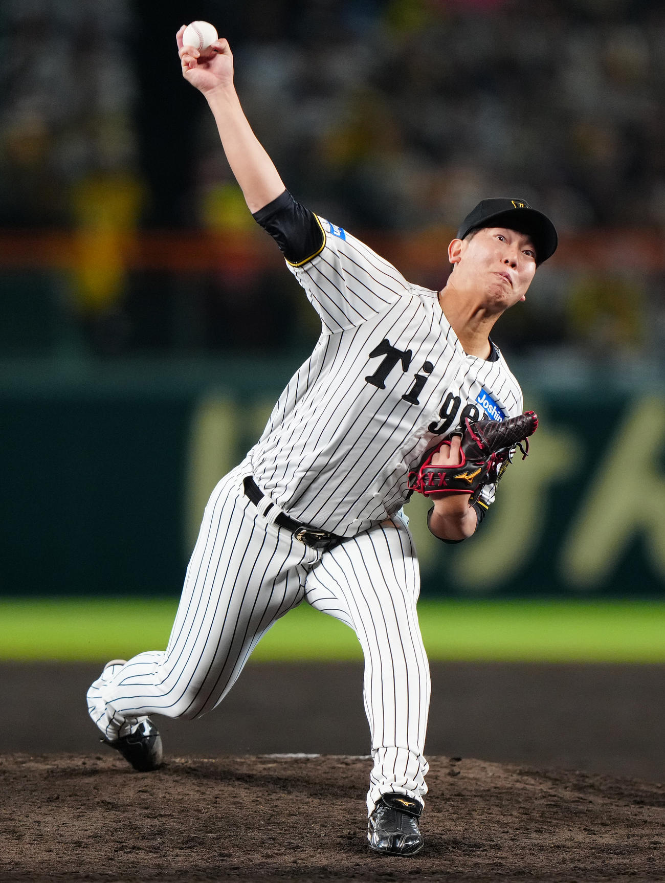 阪神対ソフトバンク　5回表途中から2番手で登板した阪神畠（撮影・鈴木みどり）