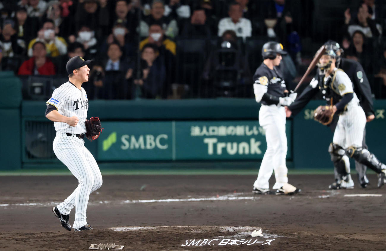 阪神対ソフトバンク　5回表ソフトバンク2死満塁、阪神2番手で登板の畠は栗原を三振に仕留めガッツポーズを見せる（撮影・加藤哉）