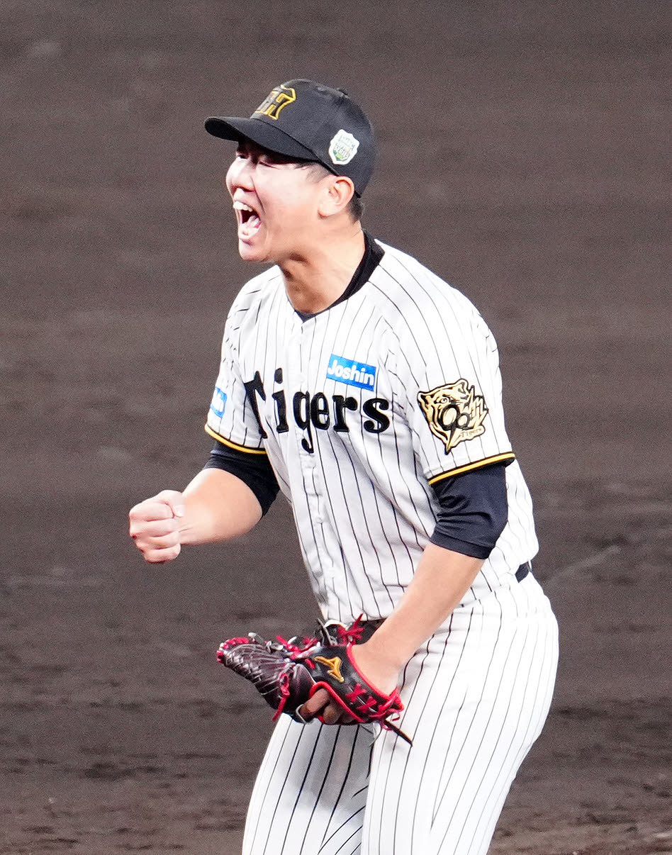 阪神対ソフトバンク　5回表ソフトバンク2死満塁、栗原から空振り三振を奪い、ガッツポーズを見せる畠（撮影・江口和貴）