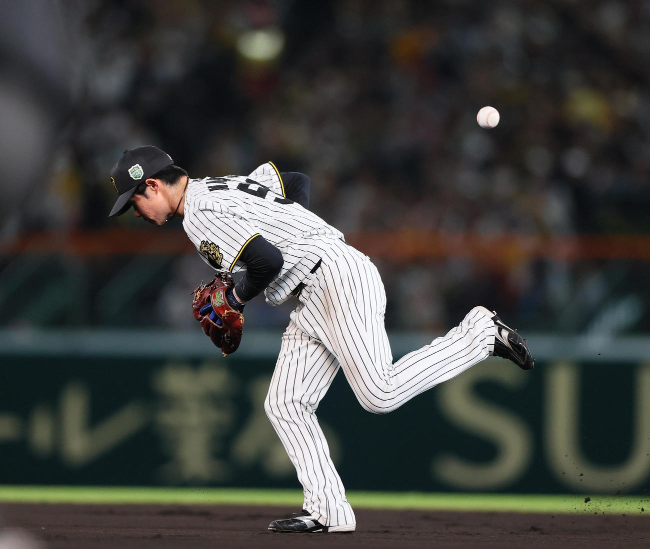 阪神対ソフトバンク　6回表ソフトバンク1死、二塁手中野は牧原大の打球で投手桐敷がグラブで弾いた球のカバーに入るが取れず安打となる（撮影・上山淳一）