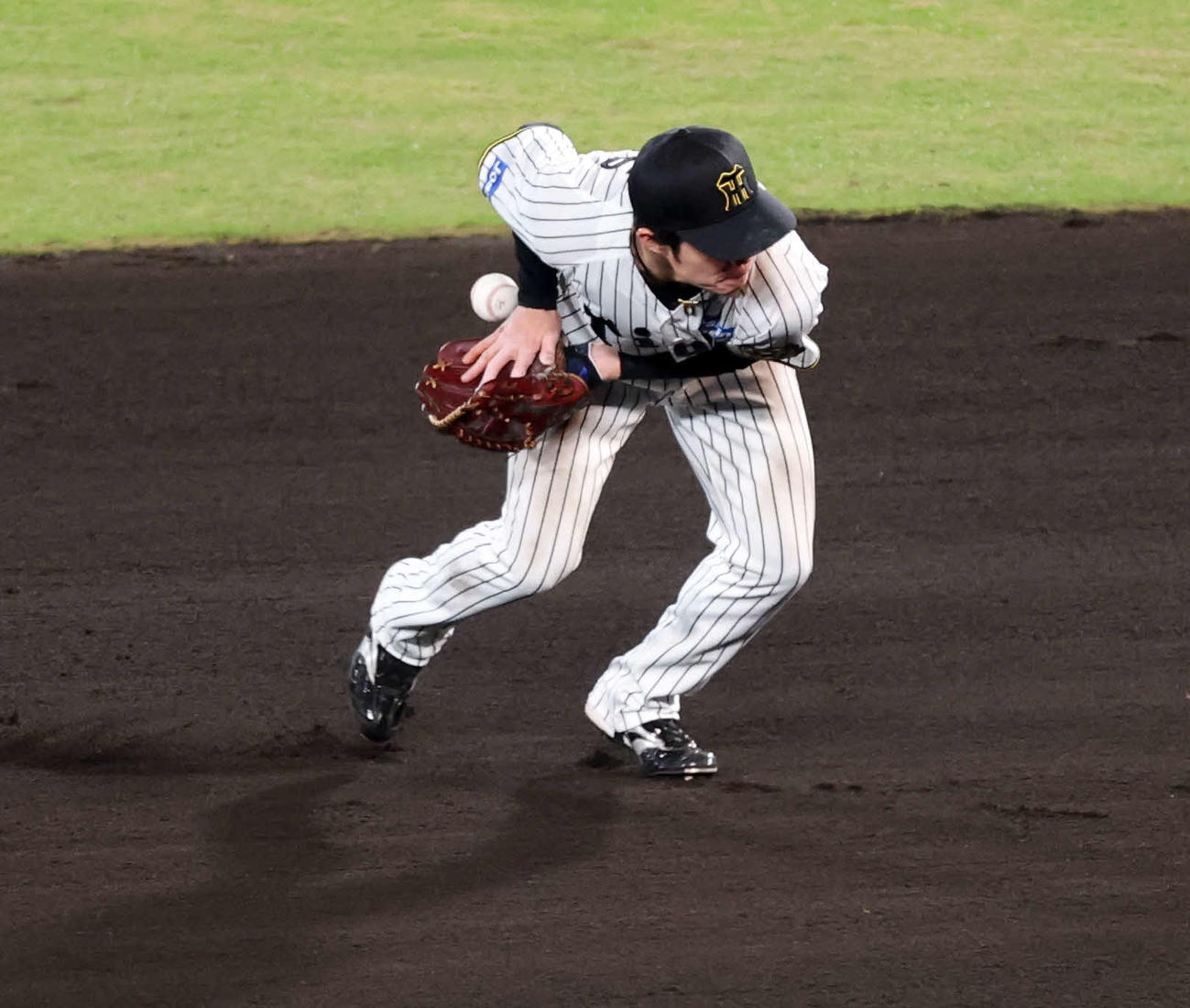 阪神対ソフトバンク　6回表ソフトバンク1死、牧原大の軌道の変わった打球が手に付かず内野安打にする中野（撮影・浅見桂子）