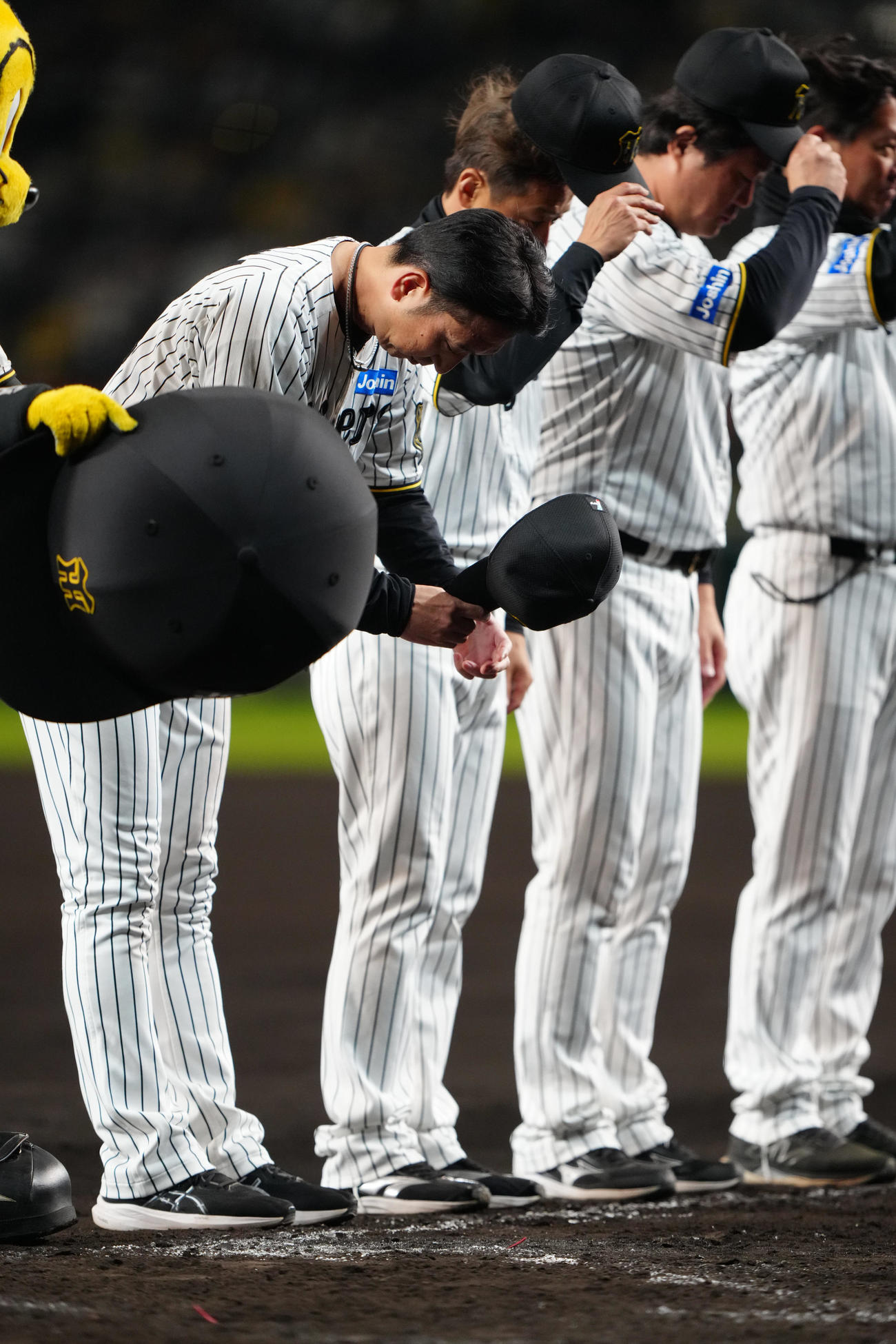 阪神対ソフトバンク　ソフトバンクに敗れ、一礼する阪神藤川監督（左）（撮影・鈴木みどり）