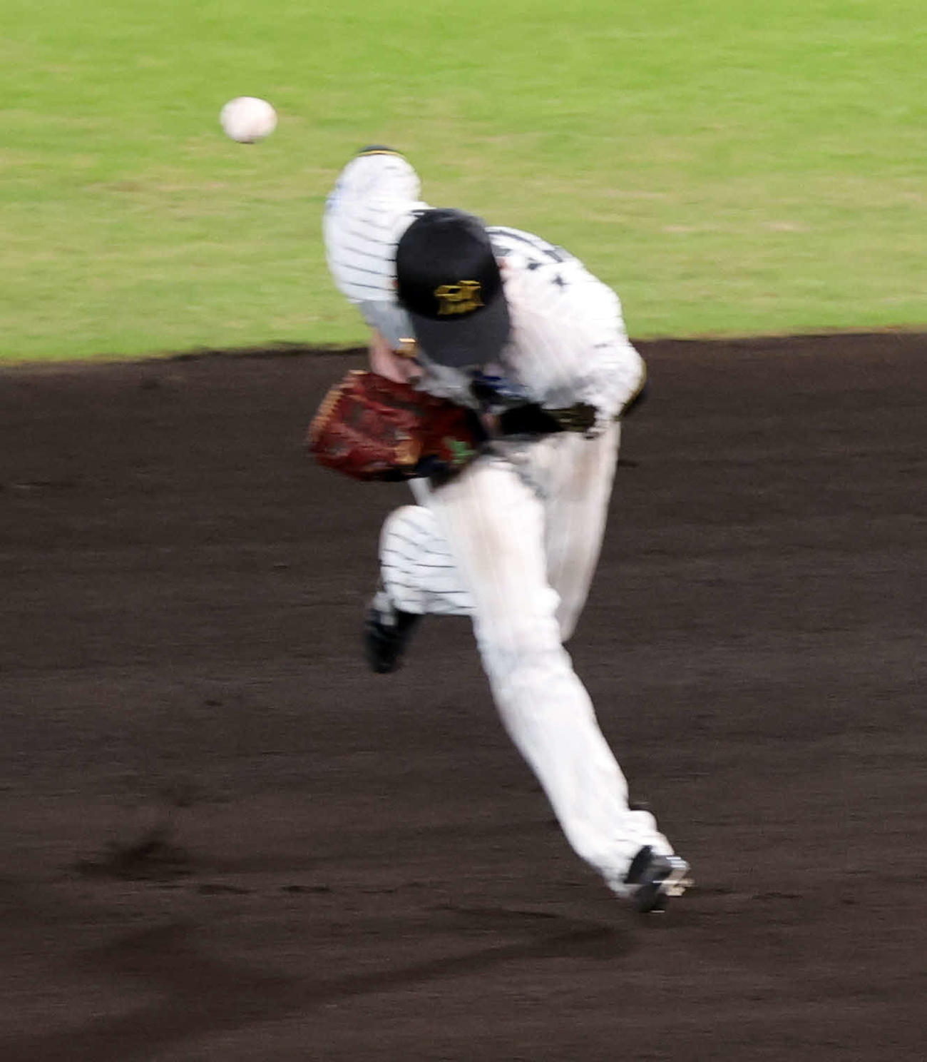 阪神対ソフトバンク　6回表ソフトバンク1死、牧原大の軌道の変わった打球が手に付かず内野安打にする中野（撮影・浅見桂子）