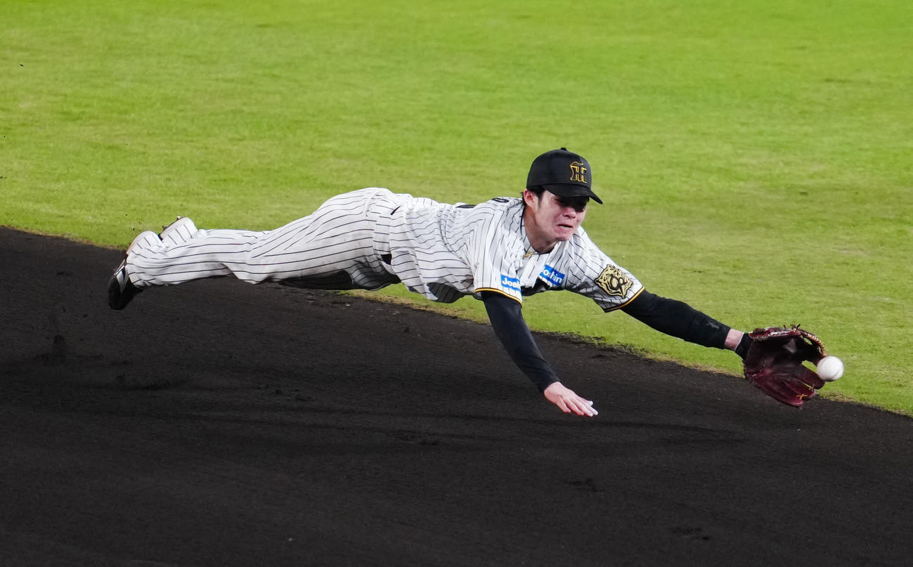 阪神対ソフトバンク　6回表ソフトバンク2死二塁、適時打となった代打近藤の打球の捕球を試みる二塁手中野（撮影・江口和貴）