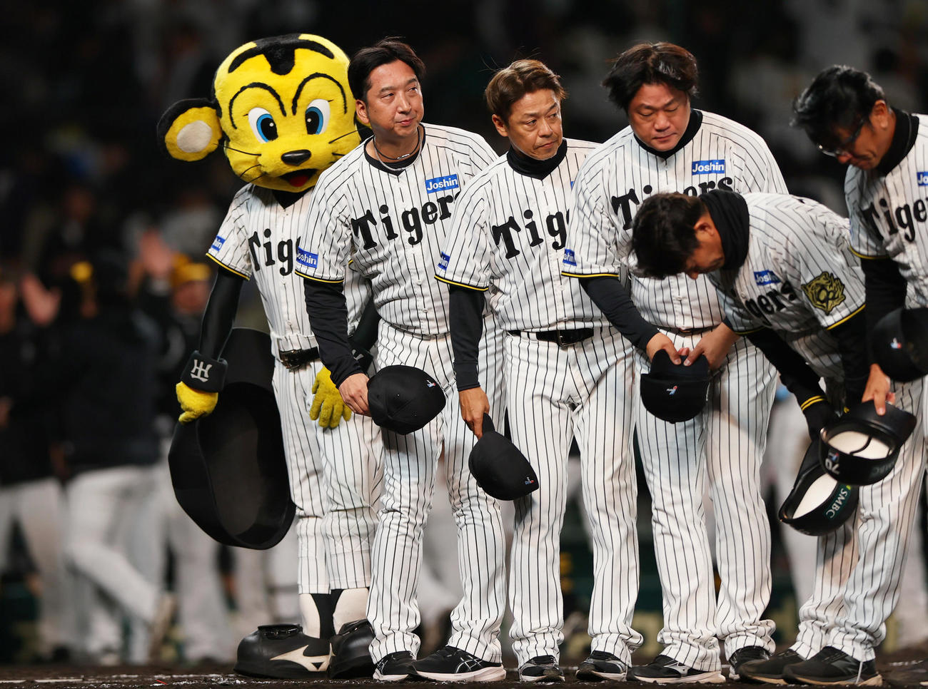 阪神対ソフトバンク　ソフトバンクに破れた藤川監督（左）はグラウンドに整列しファンにあいさつする（撮影・上山淳一）
