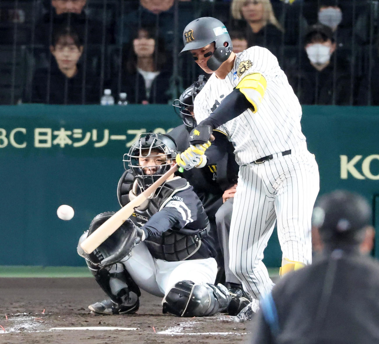 阪神対ソフトバンク　3回裏阪神2死一塁、森下は右前打を放つ（撮影・加藤哉）