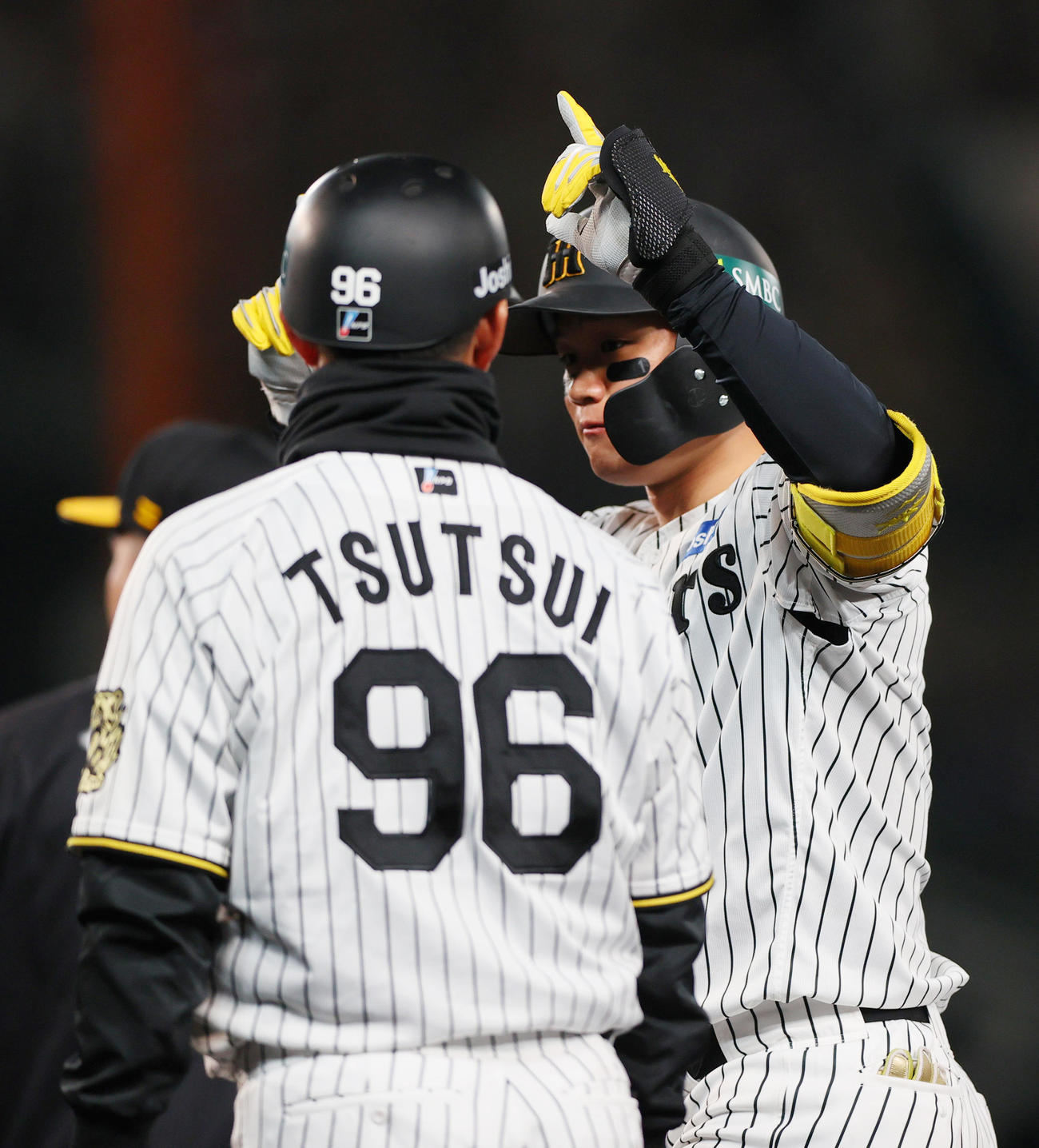 阪神対ソフトバンク　3回裏阪神2死一塁、森下（右）は右前打を放ちベンチに向かってポーズする（撮影・上山淳一）