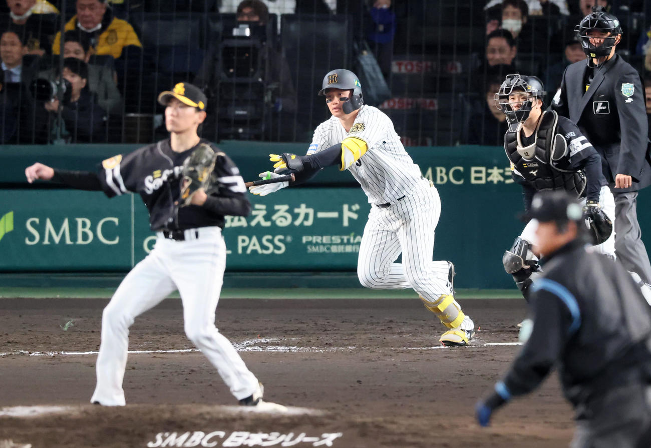 阪神対ソフトバンク　3回裏阪神2死一塁、森下は右前打を放つ。投手大津（撮影・加藤哉）