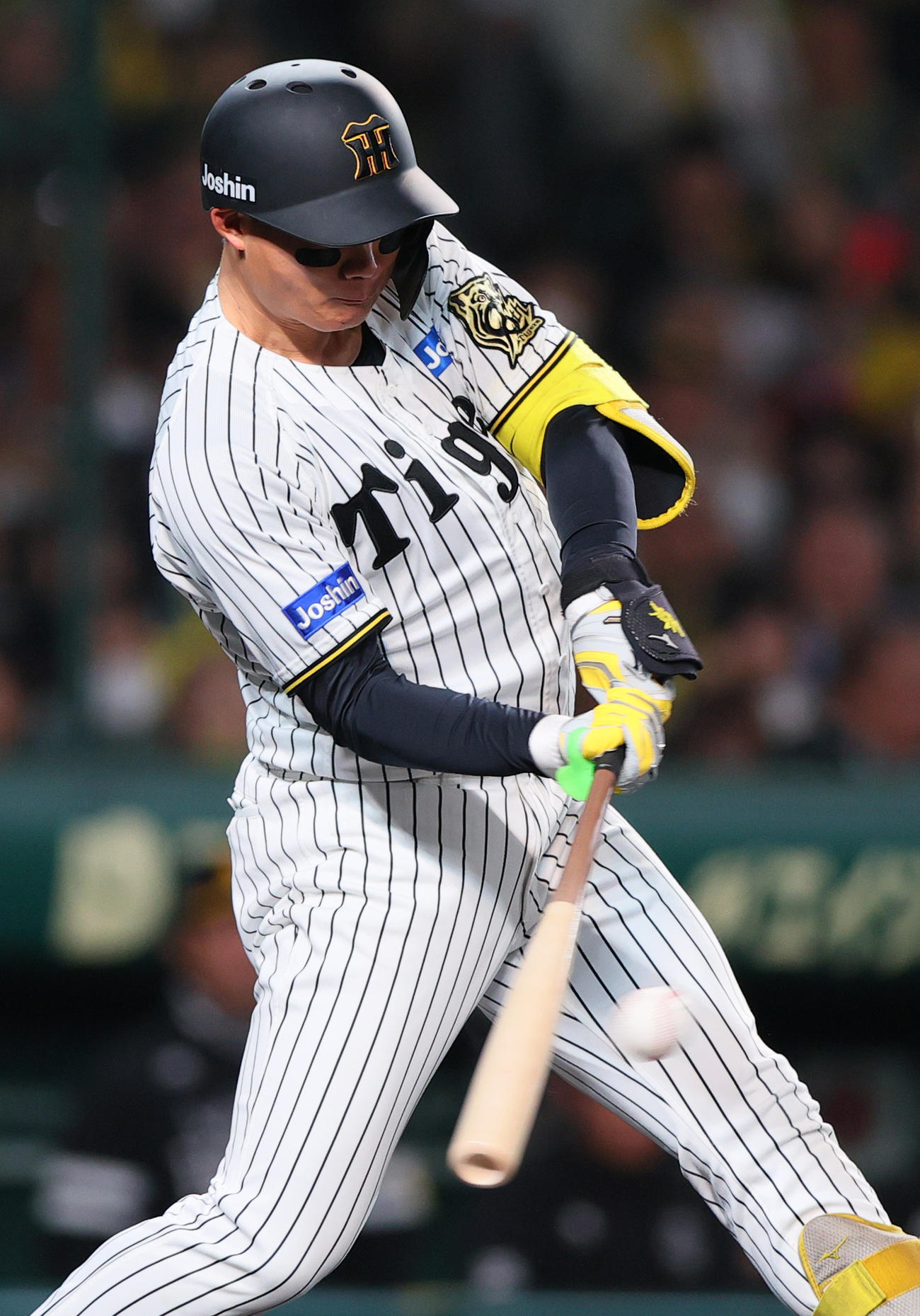 阪神対ソフトバンク　3回裏阪神2死一塁、森下は右前打を放つ（撮影・上山淳一）