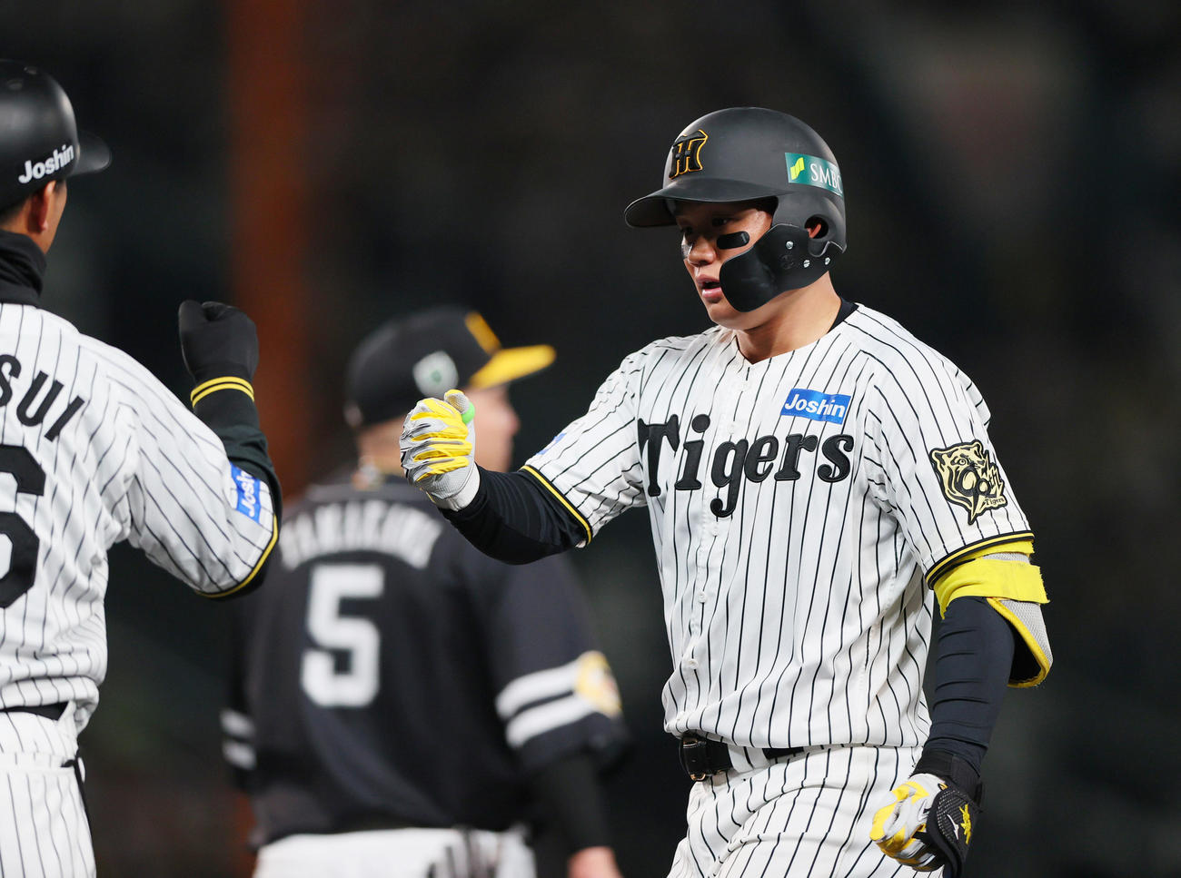 阪神対ソフトバンク　6回裏阪神無死、森下（右）は右前打を放つ（撮影・上山淳一）