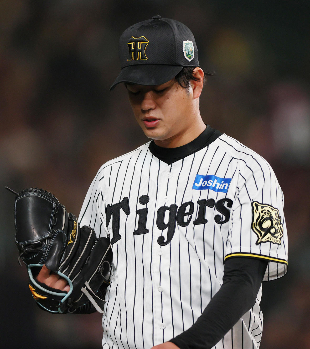 阪神対ソフトバンク　5回表ソフトバンク1死一、二塁、高橋は周東の投手強襲安打で手当を受けにベンチに引き揚げる（撮影・上山淳一）