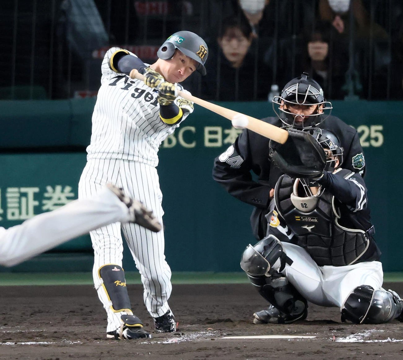 阪神対ソフトバンク　8回裏阪神無死、近本は中前打を放つ（撮影・加藤哉）