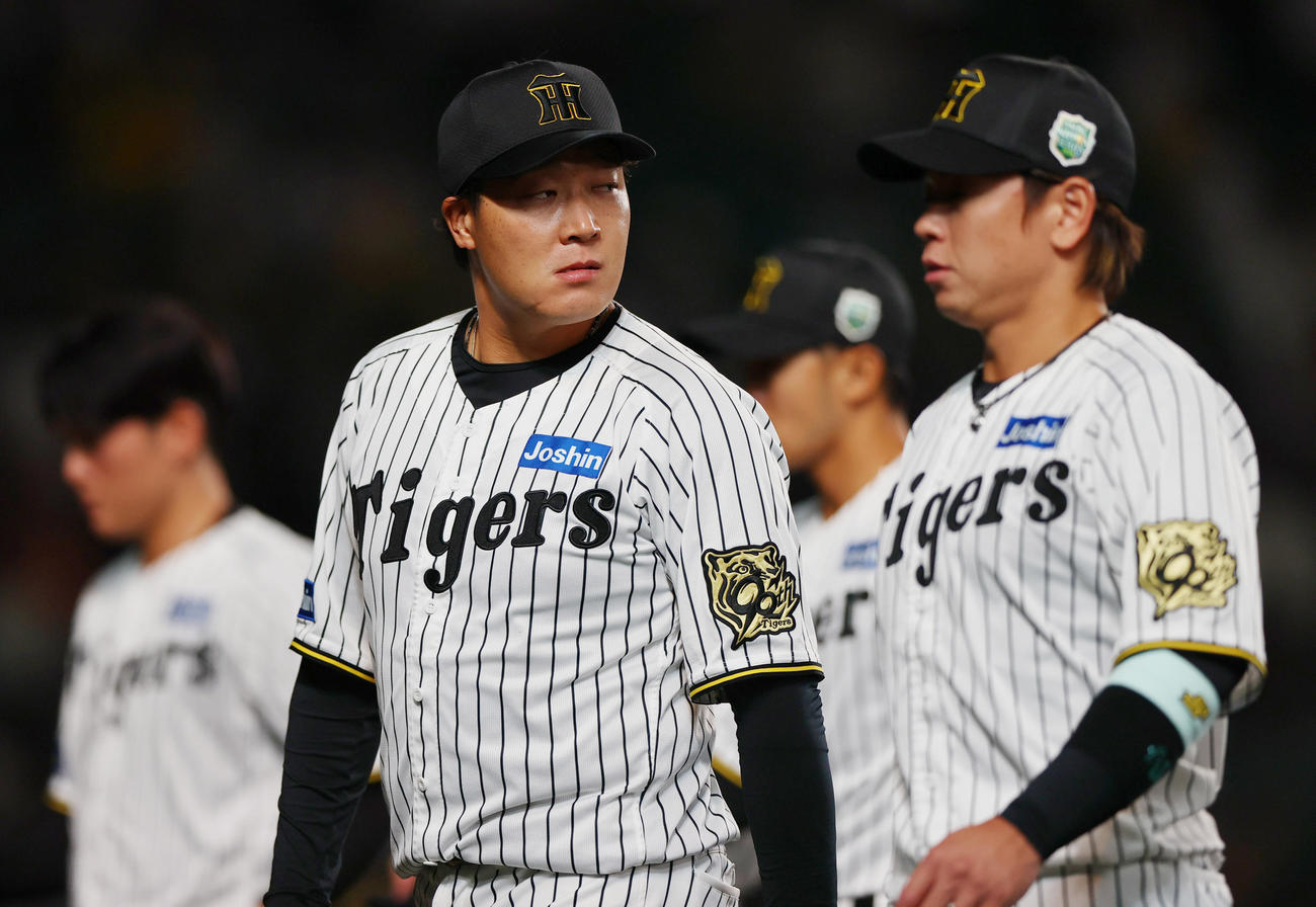 阪神対ソフトバンク　ソフトバンクに敗れた大山（左）はファンにあいさつし、悔しげに引き揚げる（撮影・上山淳一）