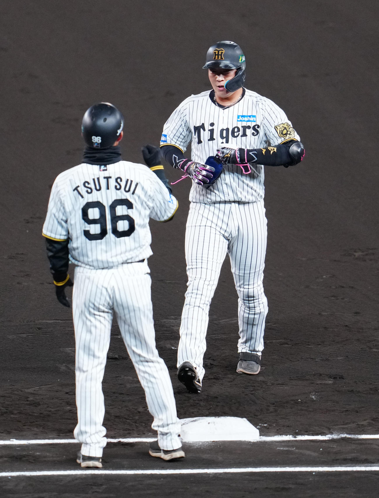 阪神対ソフトバンク　2回裏阪神1死、左前打を放った大山（右）（撮影・江口和貴）