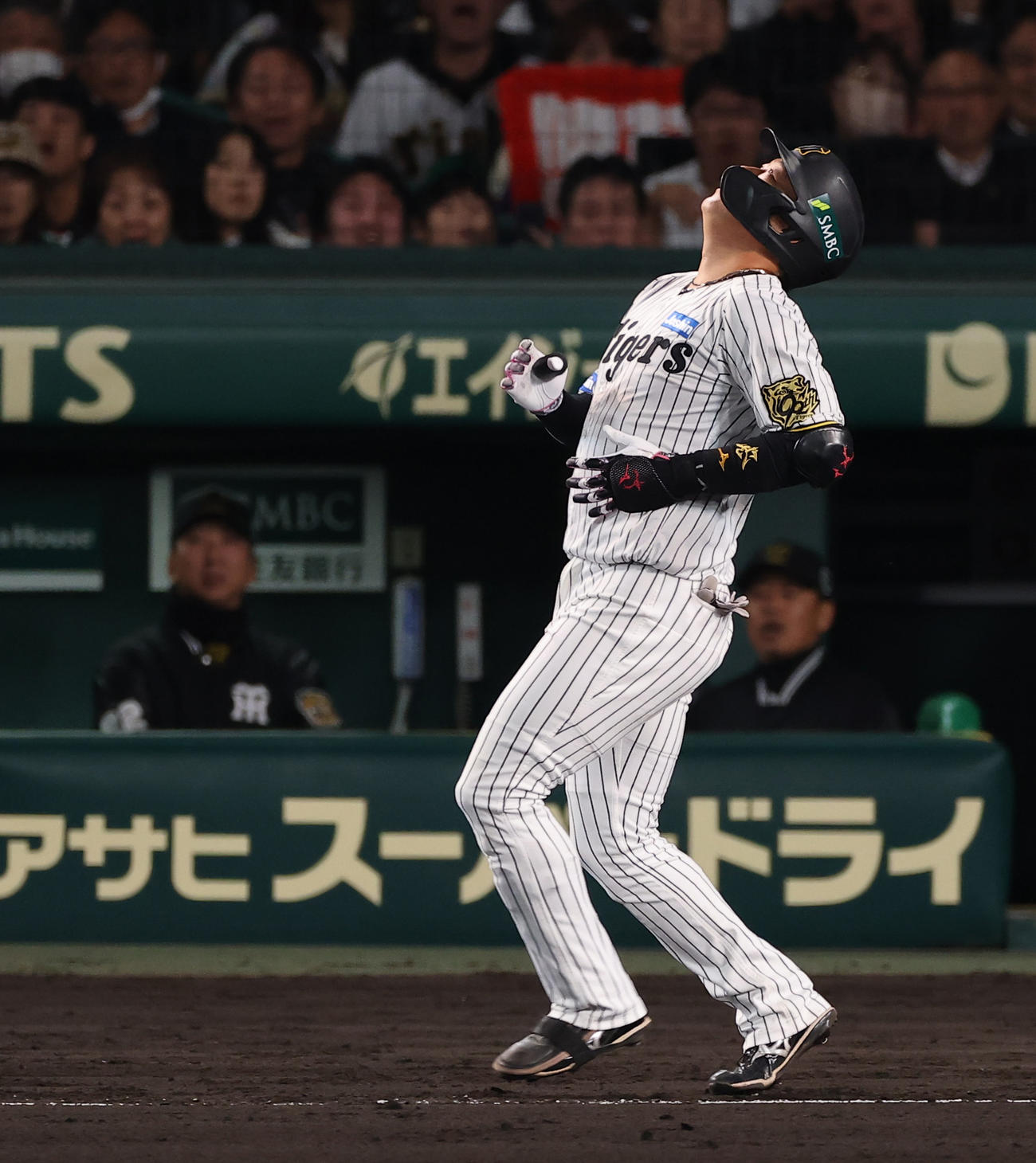 阪神対ソフトバンク　6回裏阪神1死二塁、遊直に倒れた大山（撮影・上田博志）