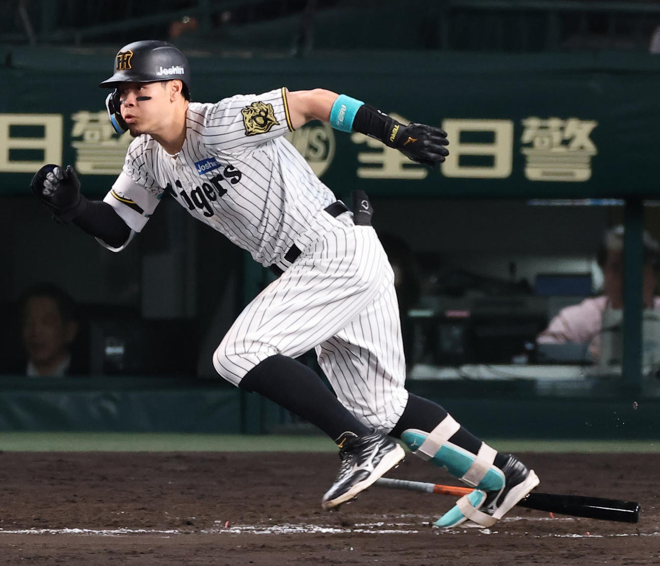 阪神対ソフトバンク　8回裏阪神1死一、二塁、佐藤輝は中前適時打打を放つ（撮影・上田博志）