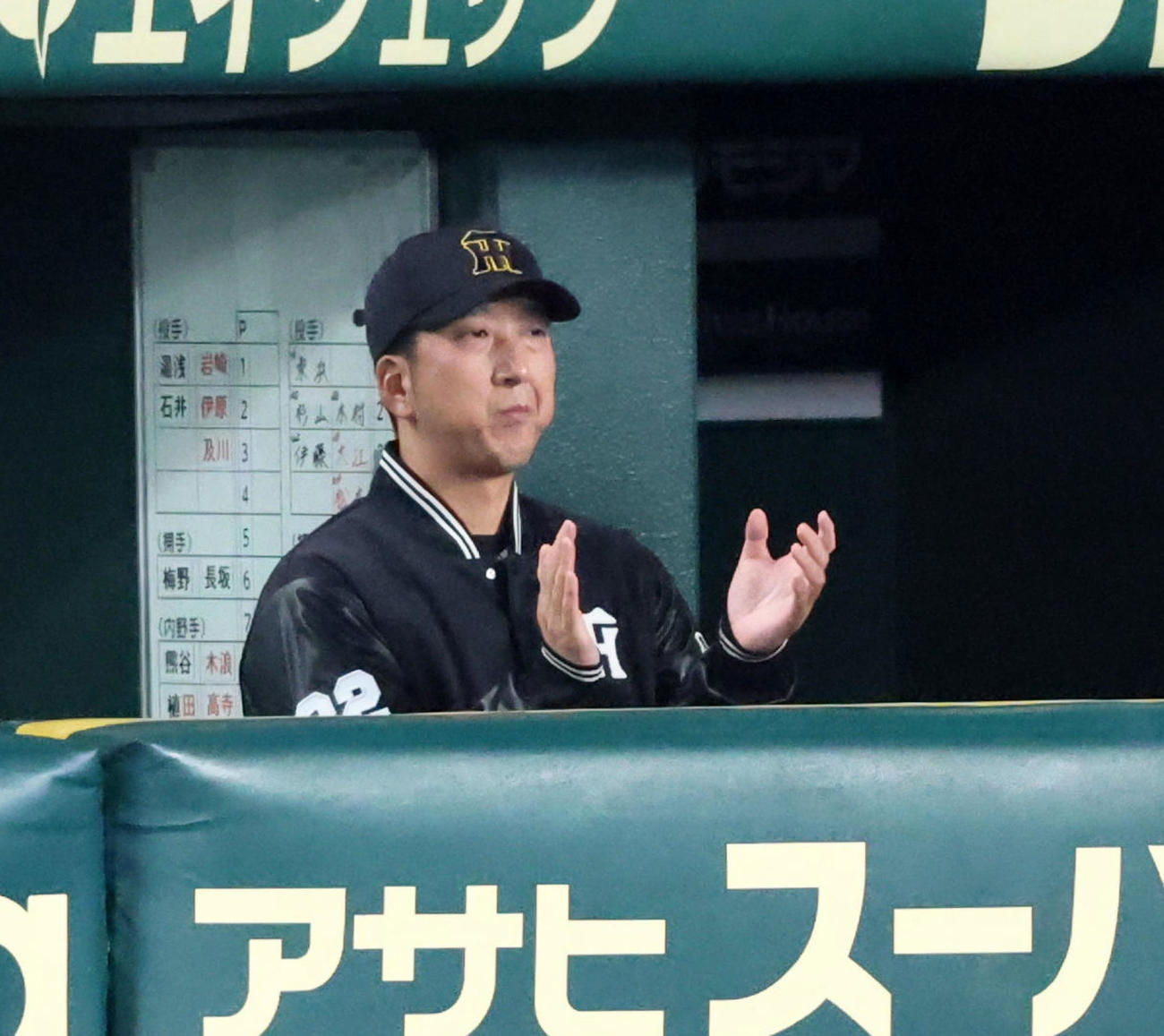 阪神対ソフトバンク　8回裏、佐藤輝の中前適時打にベンチで拍手する藤川監督（撮影・加藤哉）