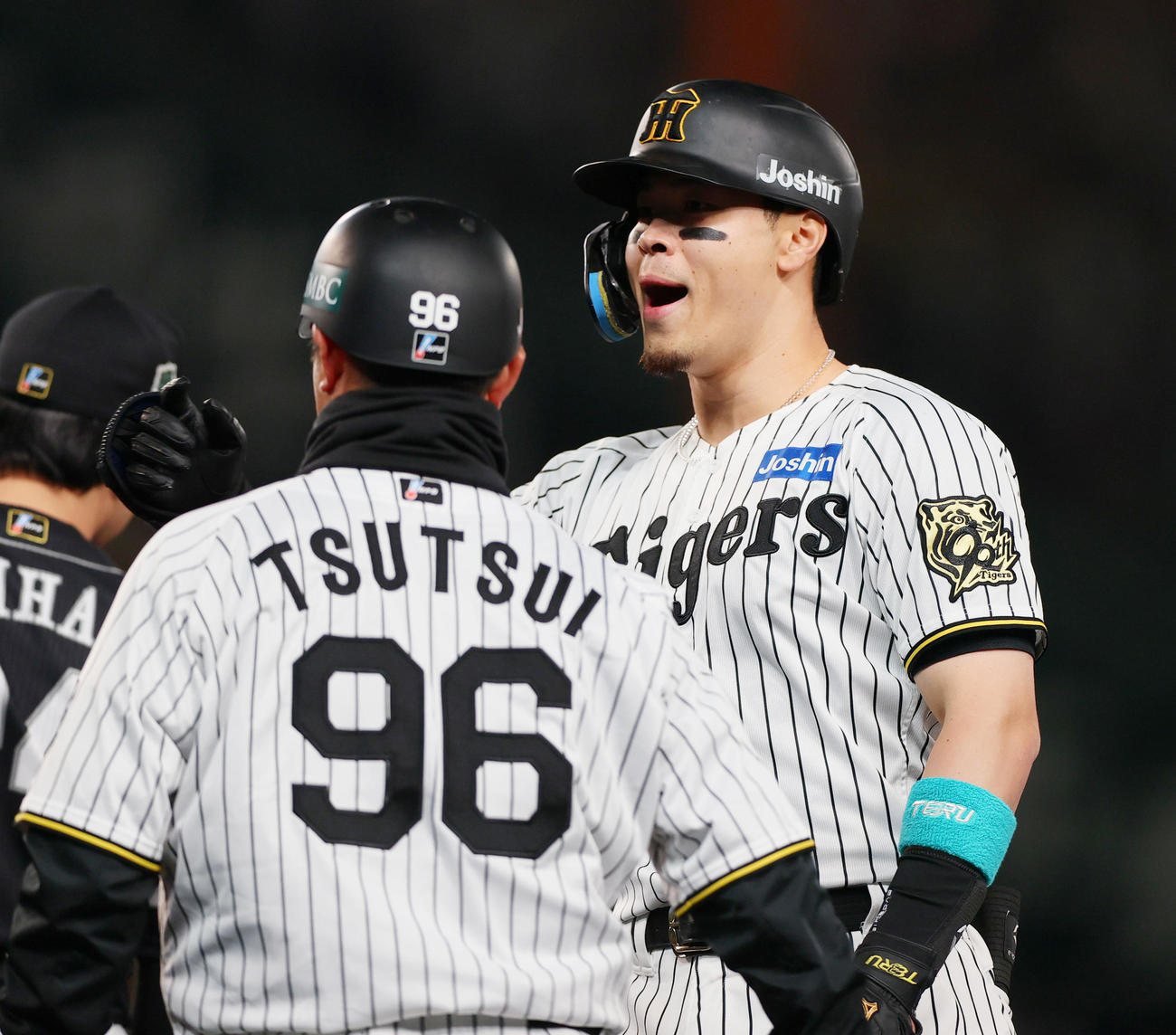 阪神対ソフトバンク　8回裏阪神1死一、二塁、佐藤輝（右）は中前適時打を放つ（撮影・上山淳一）