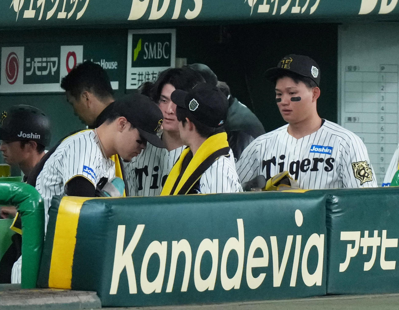 阪神対ソフトバンク　ソフトバンクに連敗し引き揚げる阪神の佐藤輝（左）、森下（右）ら（撮影・足立雅史）