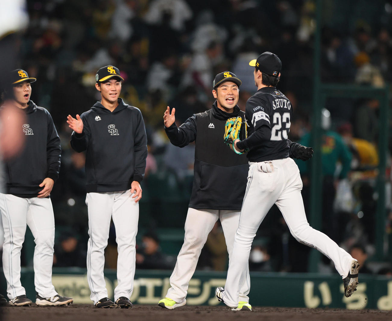 阪神対ソフトバンク　阪神に勝利しナインを出迎える近藤（右から2人目）（撮影・上山淳一）