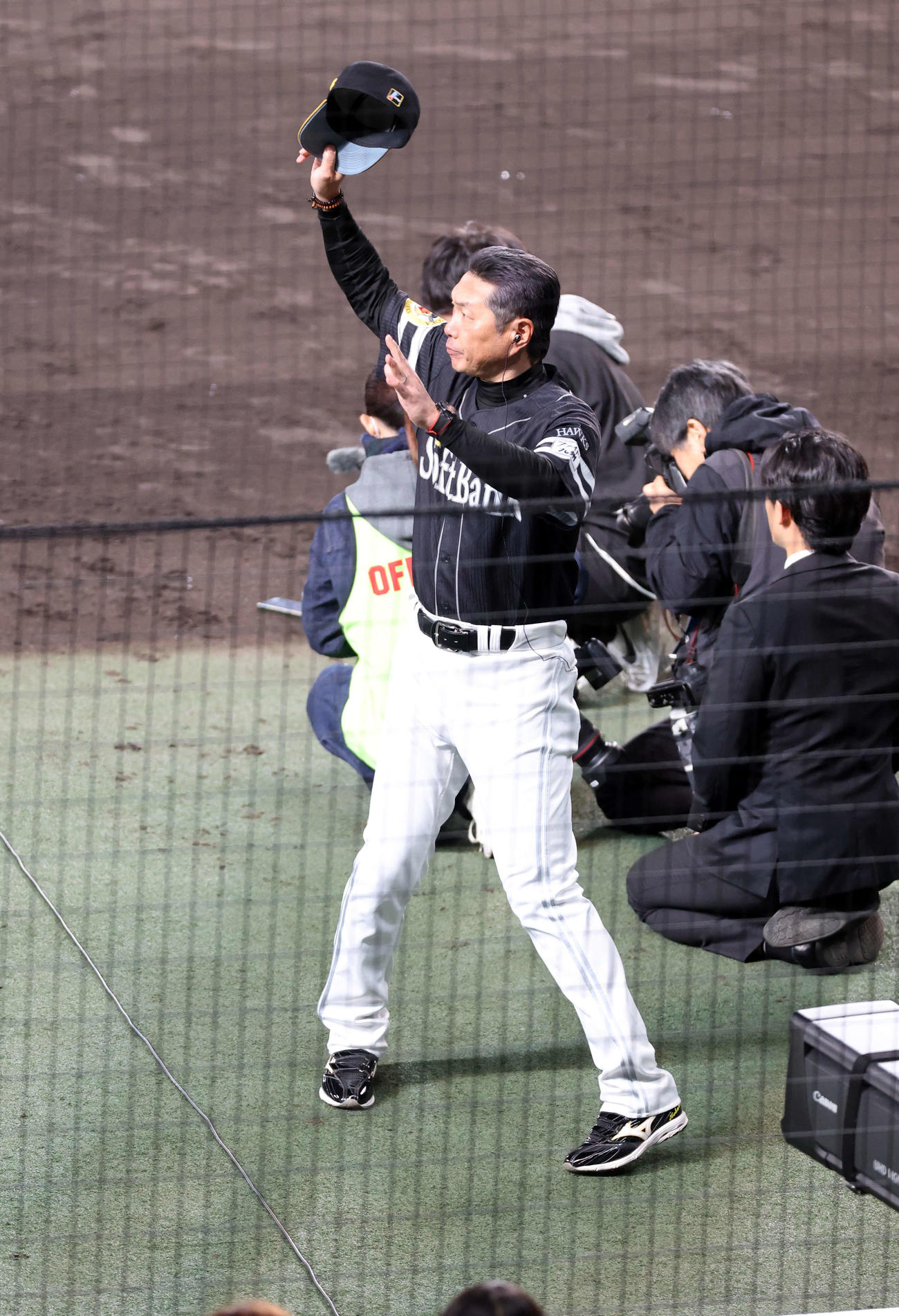 阪神対ソフトバンク　3連喝で日本一王手をかけ、スタンドに手を振るソフトバンク小久保監督（撮影・浅見桂子）
