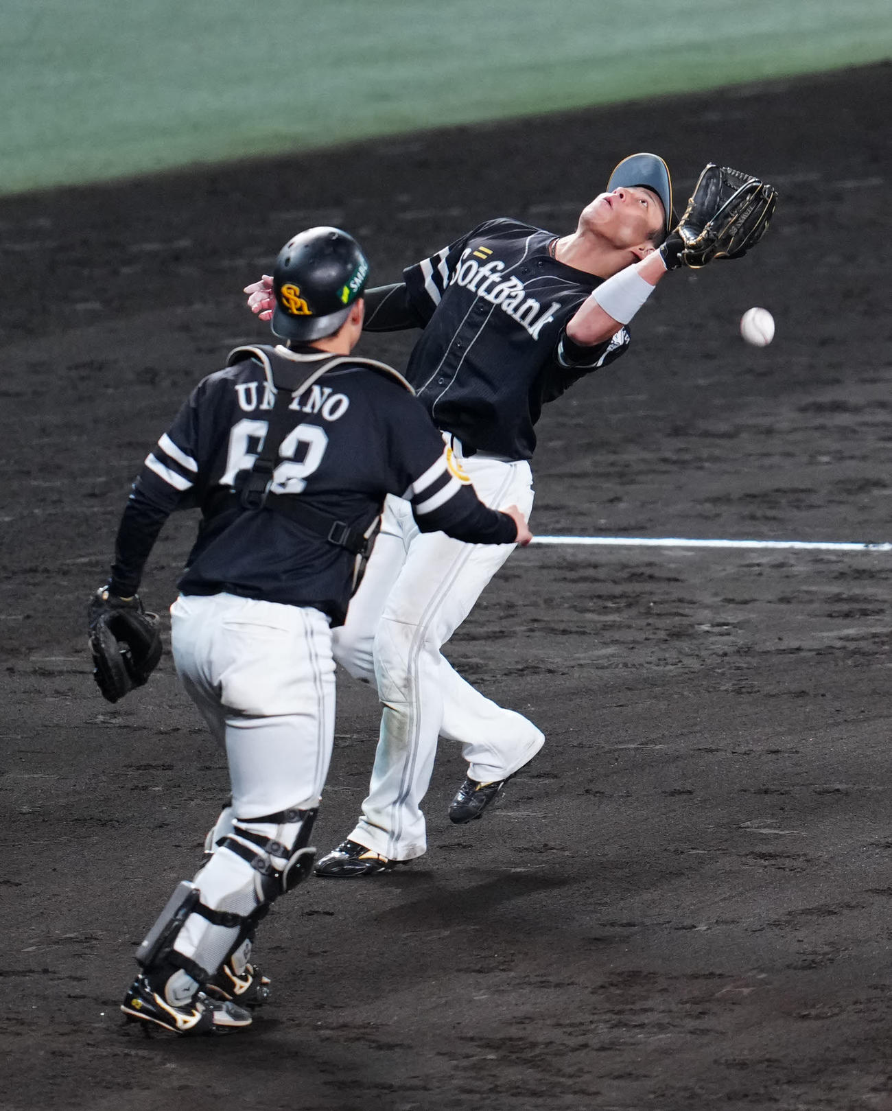 阪神対ソフトバンク　9回裏阪神2死、木浪のファウルボールを落球する三塁手野村（右）（撮影・江口和貴）