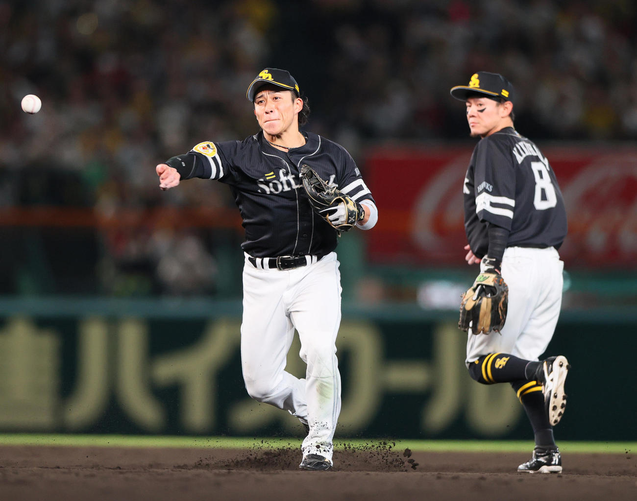 阪神対ソフトバンク　4回裏阪神1死一塁、野村（左）は坂本の二ゴロで併殺を奪う。右は牧原大（撮影・上山淳一）