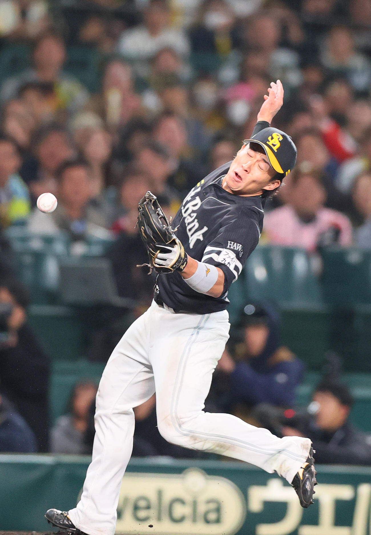 阪神対ソフトバンク　9回裏阪神2死、三塁手野村は代打木浪聖也の邪飛を落球する（撮影・上山淳一）