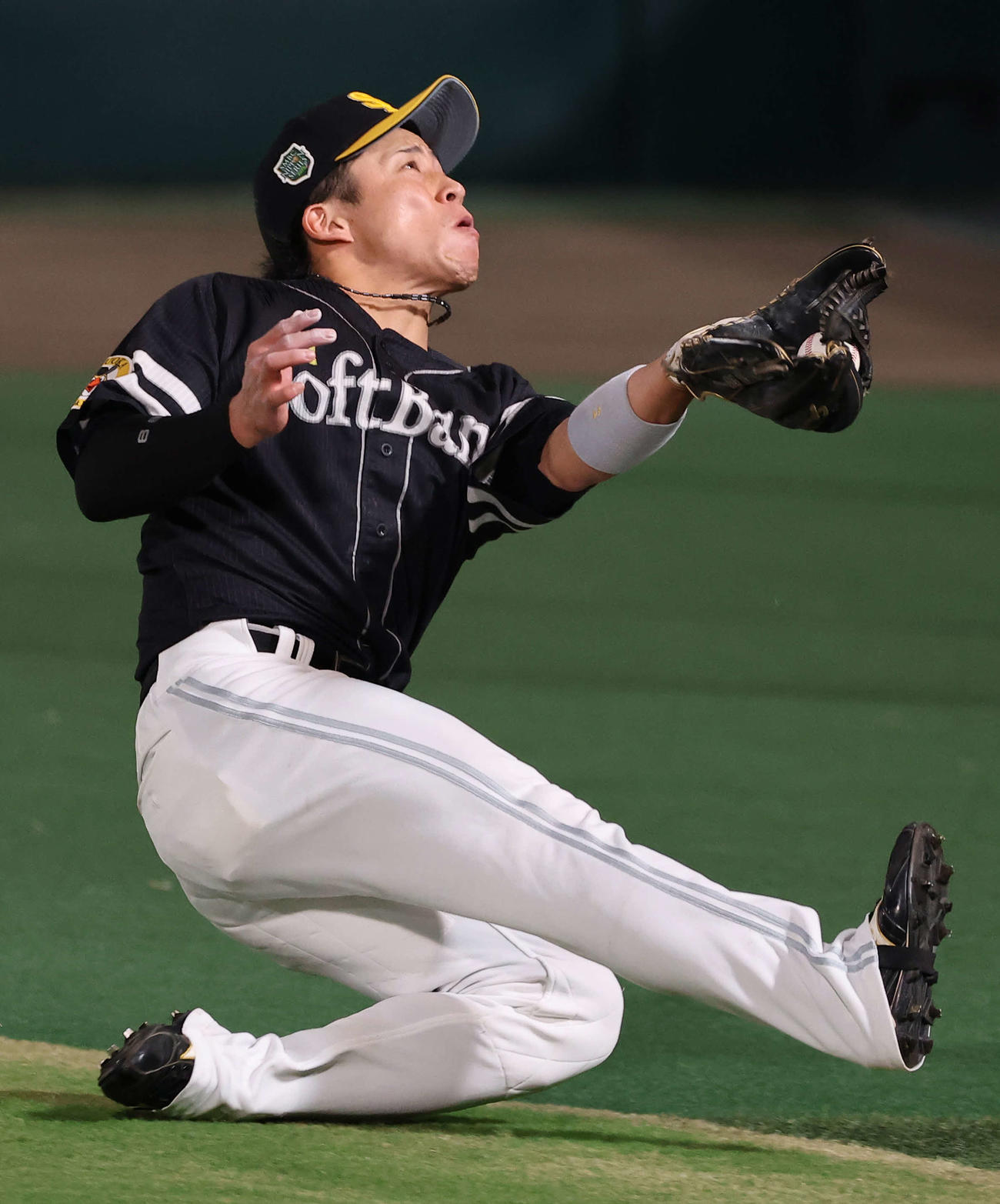 阪神対ソフトバンク　2回裏阪神無死、野村勇は佐藤輝の遊邪飛を好捕する（撮影・上田博志）