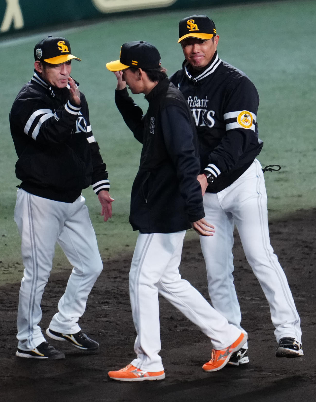 阪神対ソフトバンク　試合後、ソフトバンク大津（中央）をねぎらう小久保監督（右）（撮影・江口和貴）