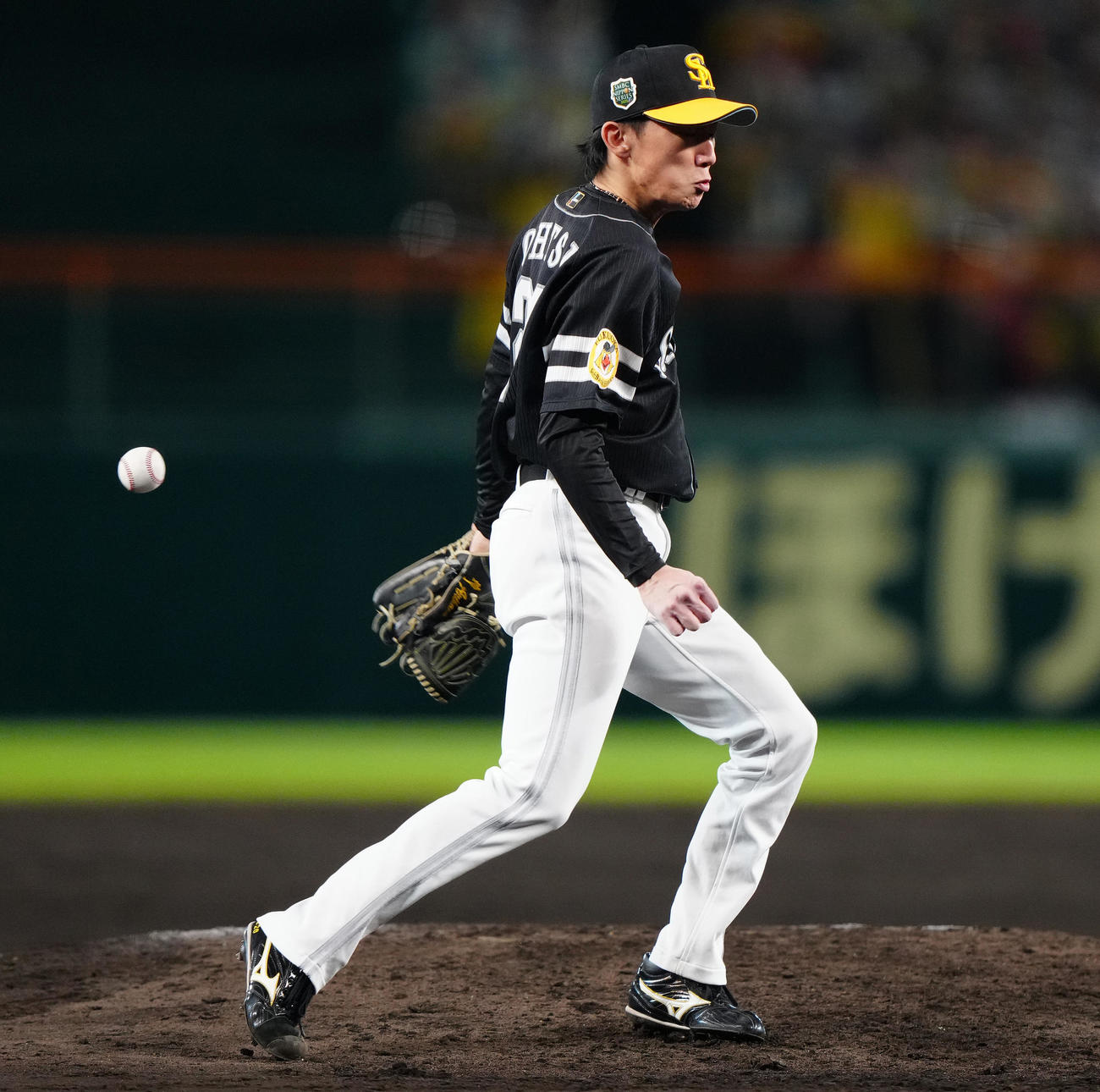 阪神対ソフトバンク　5回裏阪神2死、近本の打球に反応するも捕れず、中前打を許す大津（撮影・鈴木みどり）