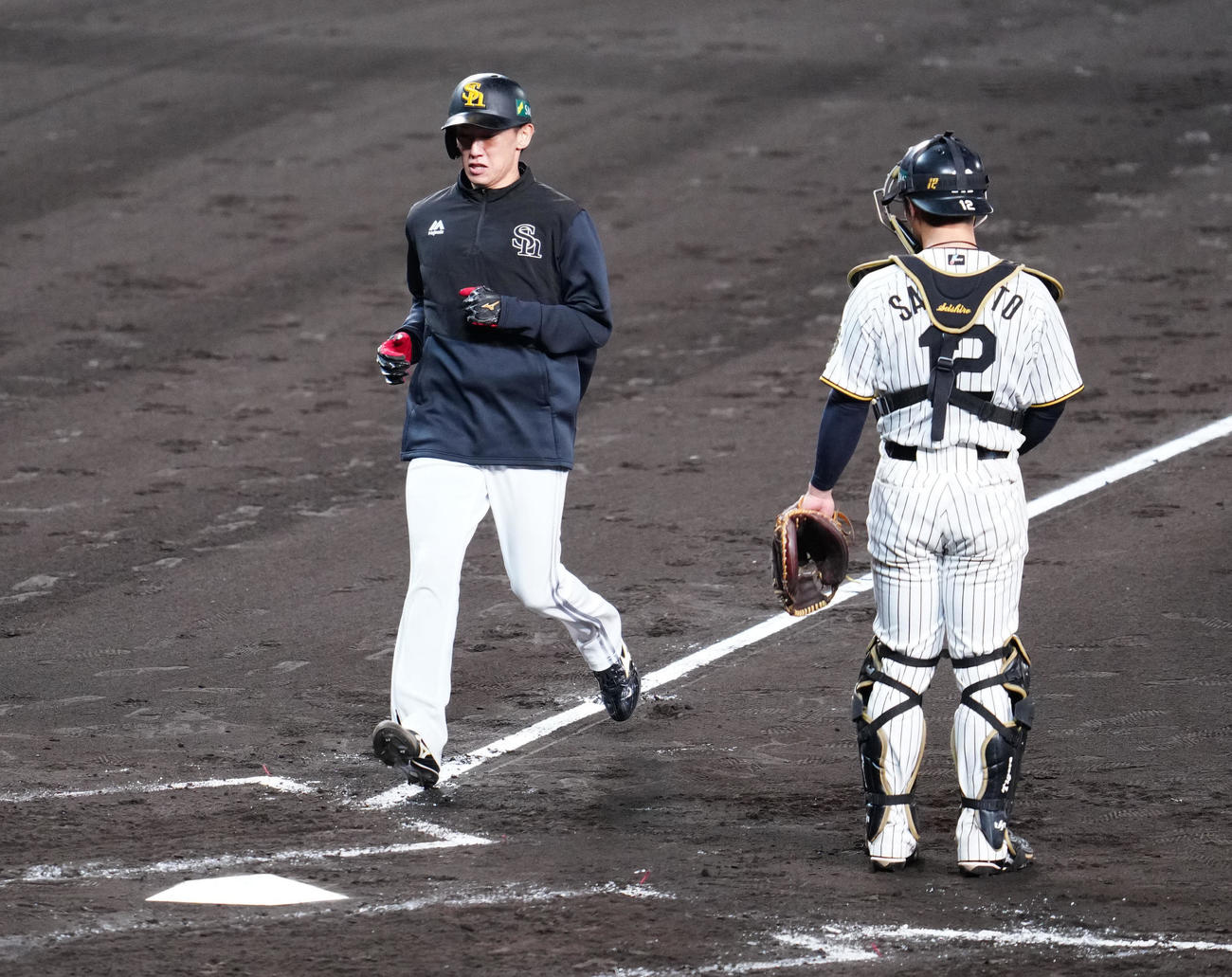 阪神対ソフトバンク　5回表ソフトバンク1死満塁、柳町の犠飛で生還する三塁走者の大津（撮影・江口和貴）