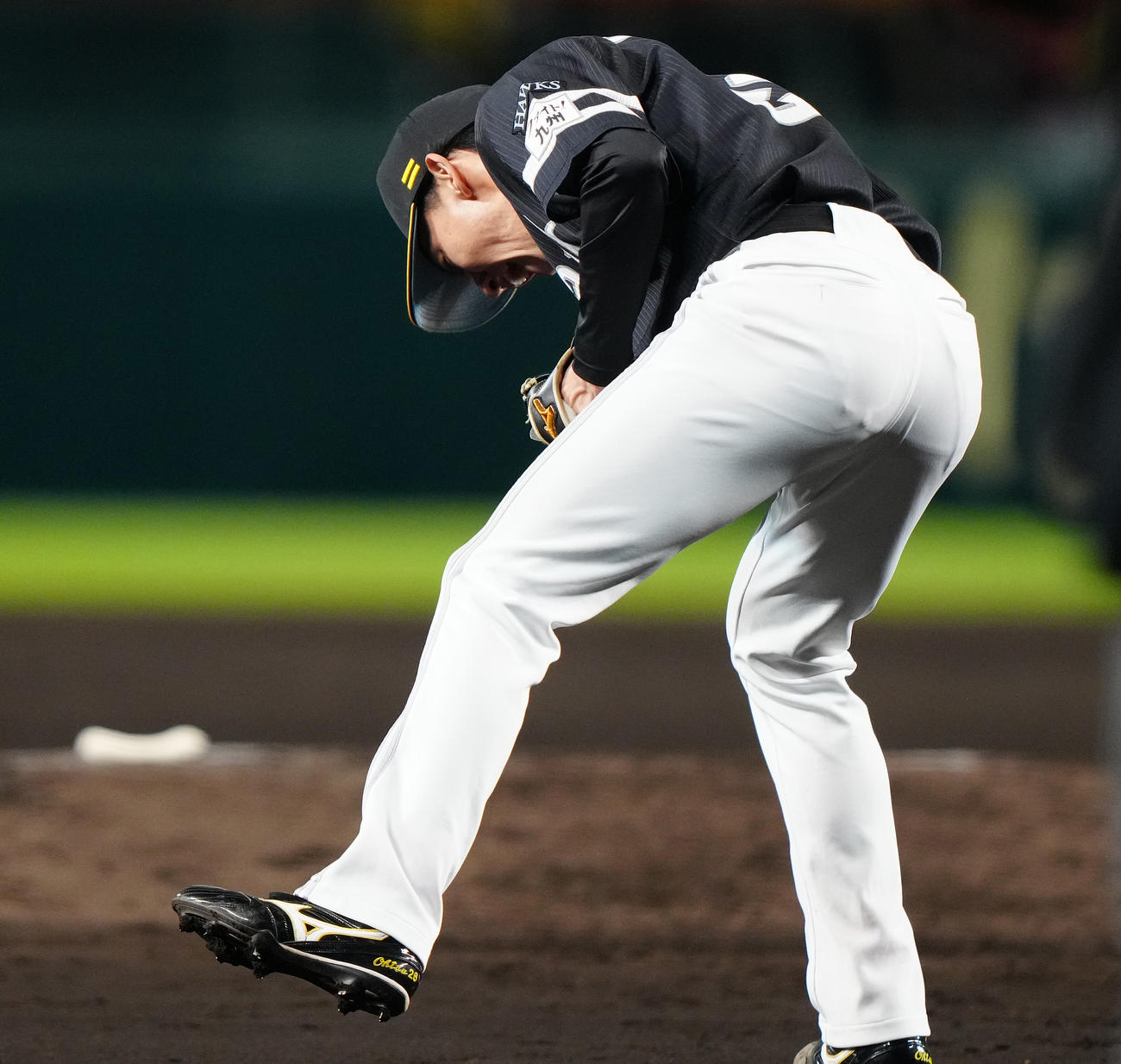 阪神対ソフトバンク　3回裏阪神2死一、三塁、佐藤輝を中飛に仕留め、雄たけびを上げる大津（撮影・鈴木みどり）