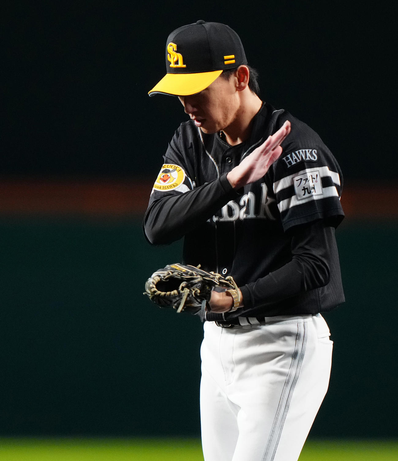 阪神対ソフトバンク　5回裏まで無失点に抑え、グラブをたたくソフトバンク大津（撮影・鈴木みどり）