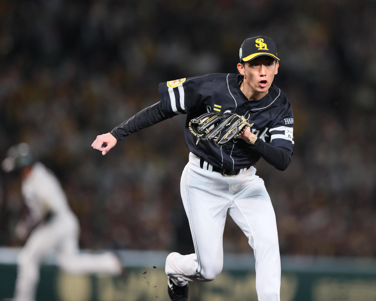 阪神対ソフトバンク　2回裏阪神2死一、二塁、大津は小幡の投ゴロに仕留める（撮影・上山淳一）