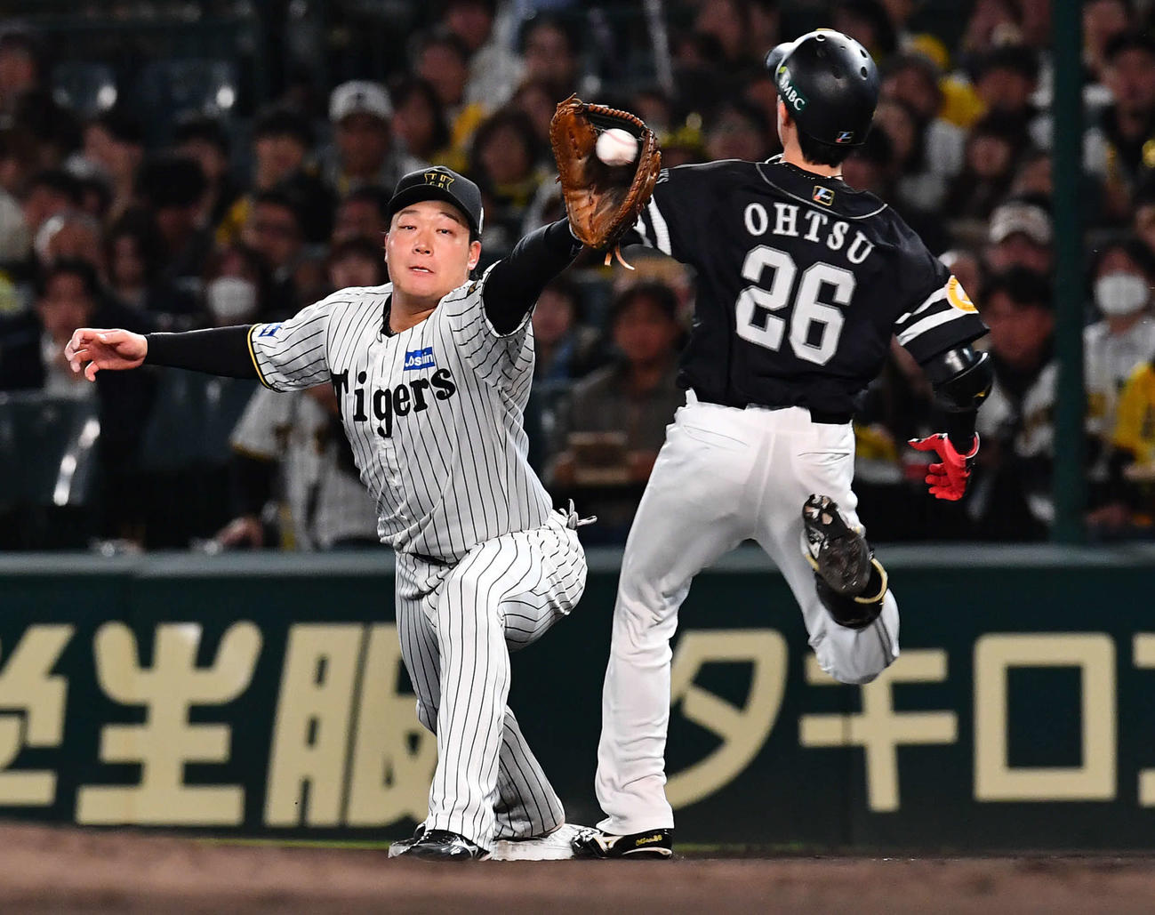 阪神対ソフトバンク　3回表ソフトバンク1死、遊撃への内野安打で出塁した大津（撮影・岩下翔太）