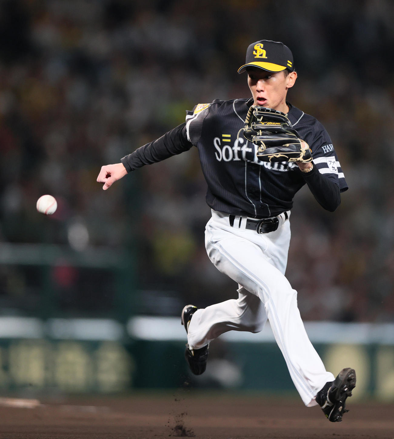 阪神対ソフトバンク　2回裏阪神2死一、二塁、大津は小幡の投ゴロを追う（撮影・上山淳一）