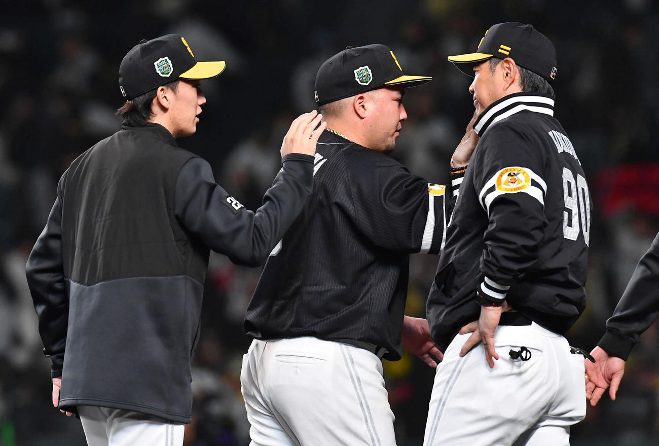 阪神対ソフトバンク　日本一に王手をかけ、左から大津、山川らナインとタッチを交わすソフトバンク小久保監督（撮影・岩下翔太）