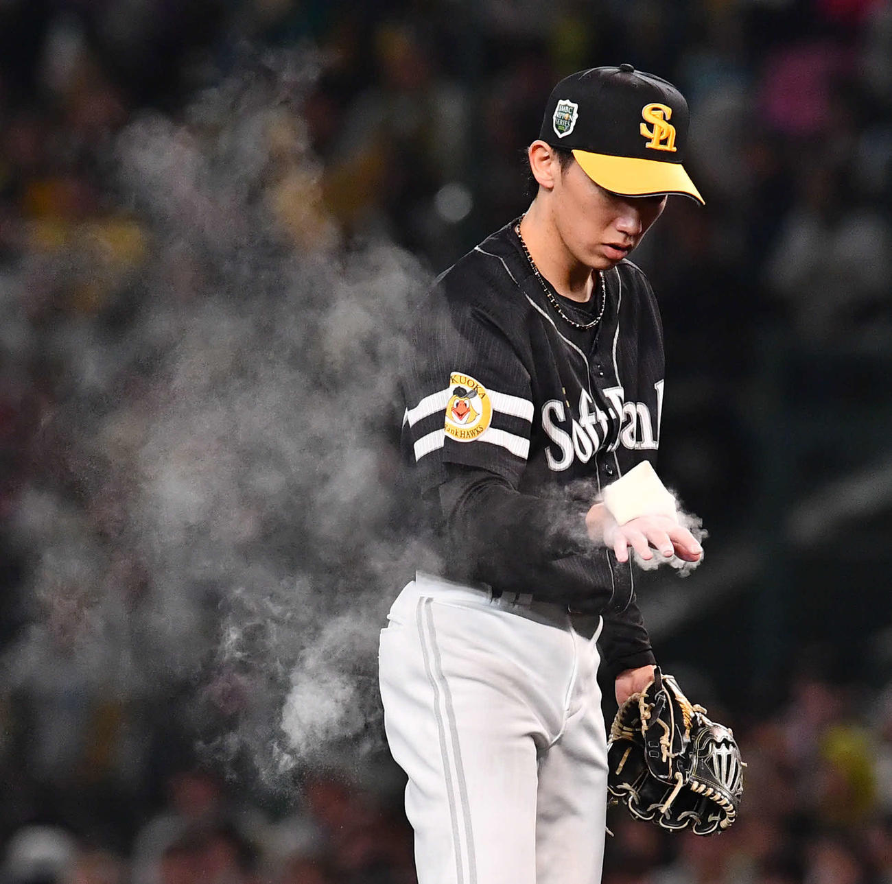 阪神対ソフトバンク　5回裏、手にロジンをつける大津（撮影・岩下翔太）