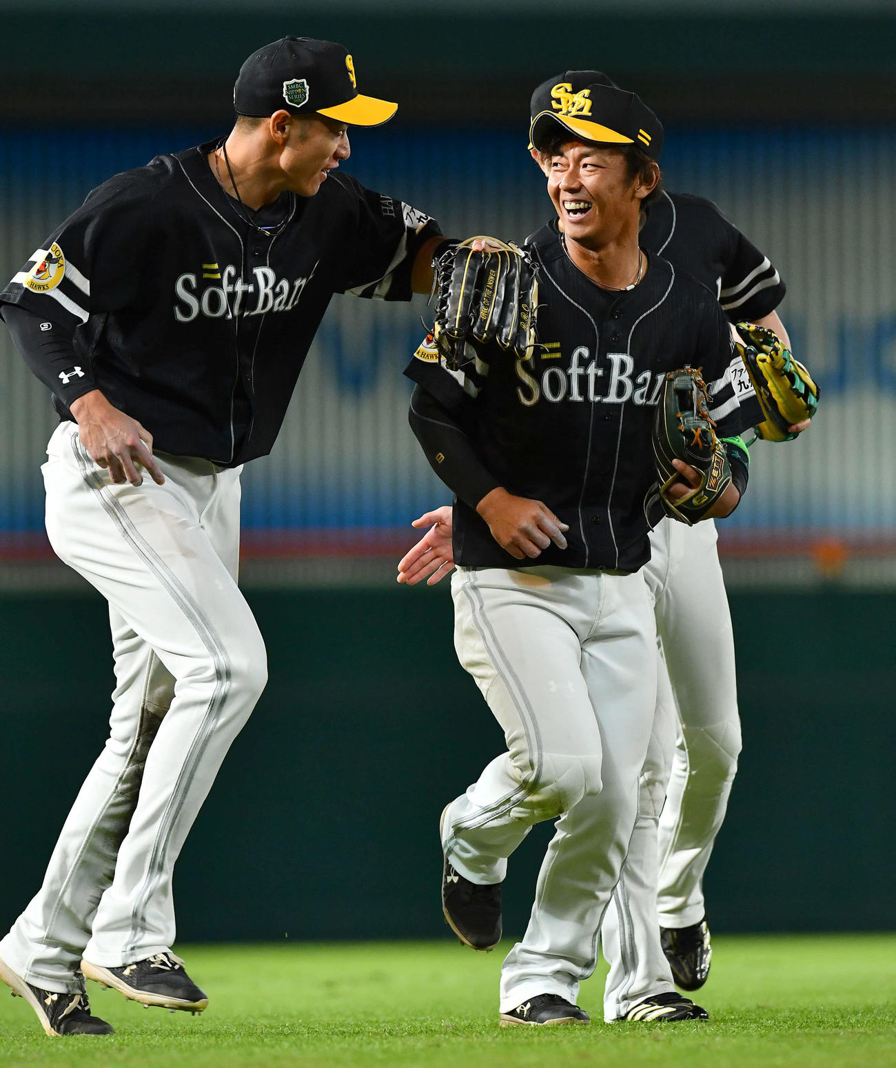 好捕したソフトバンク今宮（右）は、柳田と笑顔でベンチへ戻る（2025年10月28日撮影）