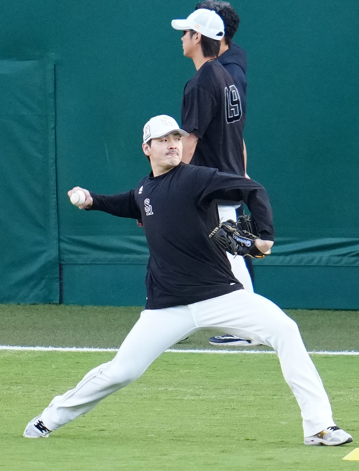 阪神対ソフトバンク　試合前、投球練習に臨むソフトバンク有原（撮影・江口和貴）