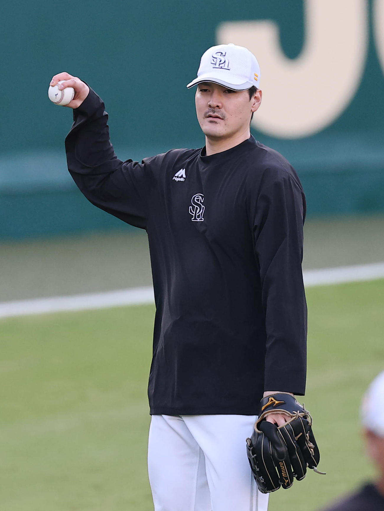 日本シリーズ第4戦　阪神対ソフトバンク　甲子園球場で先発調整をする有原（撮影・上田博志）