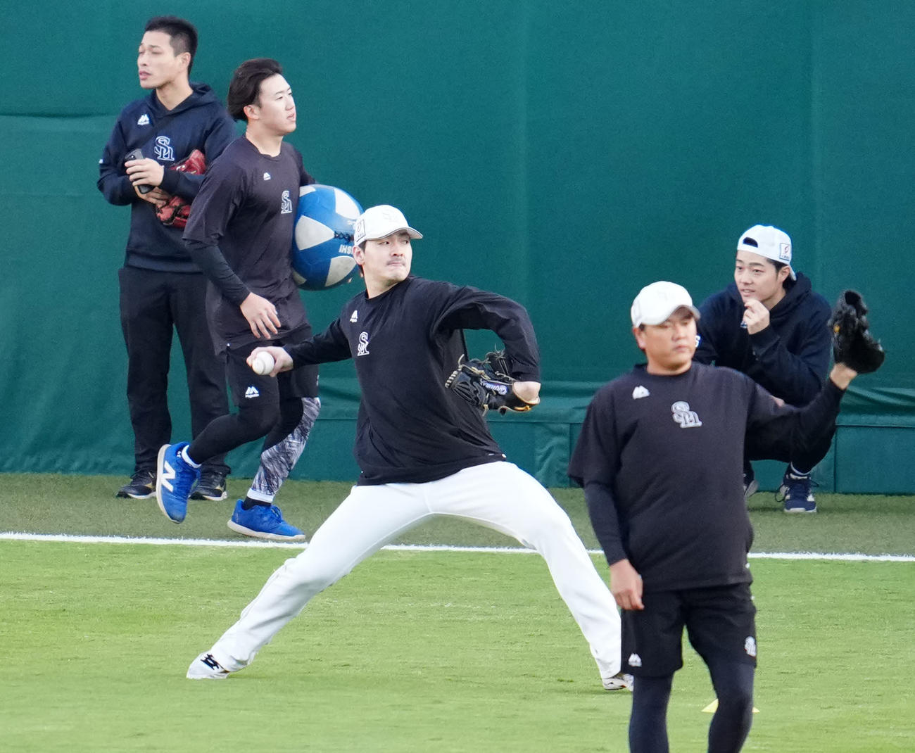 阪神対ソフトバンク　試合前、投球練習に臨むソフトバンク有原（中央）（撮影・江口和貴）