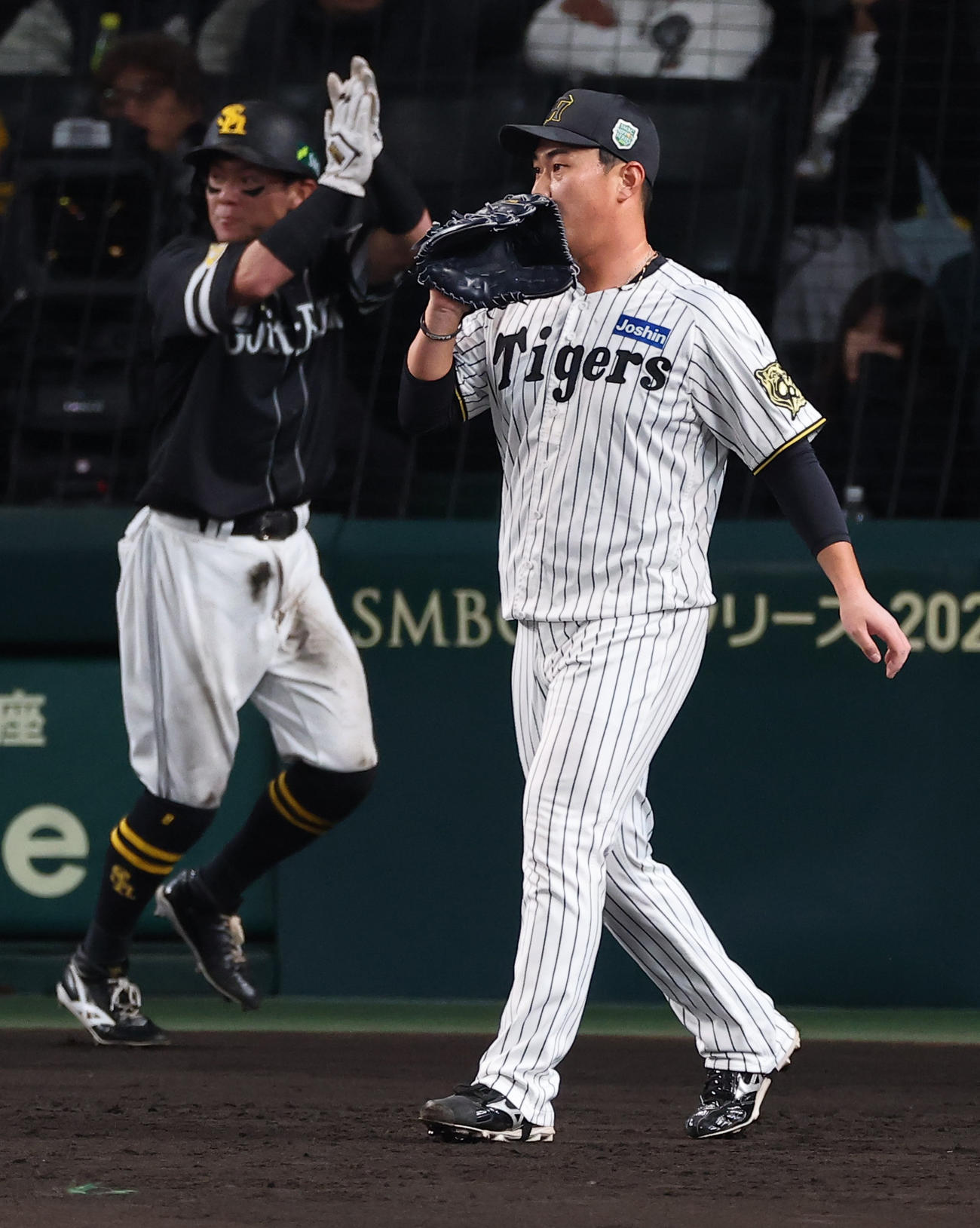 阪神対ソフトバンク　6回表ソフトバンク2死二塁、近藤の右前適時打で牧原大（左）の生還を許す桐敷（撮影・上田博志）
