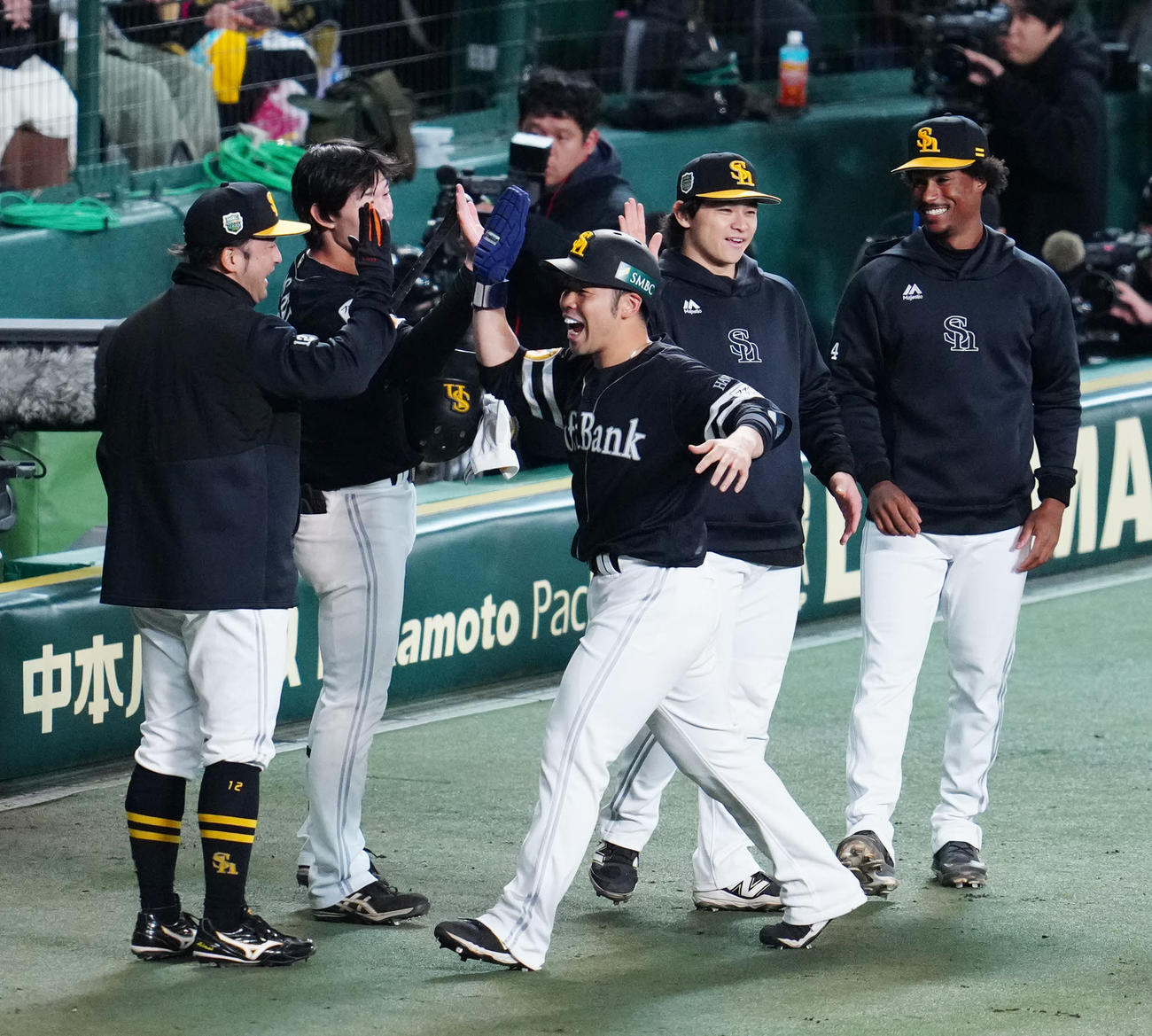 阪神対ソフトバンク　6回表終了後、ベンチに引き揚げ、チームメートとタッチを交わすソフトバンク近藤（中央）（撮影・江口和貴）