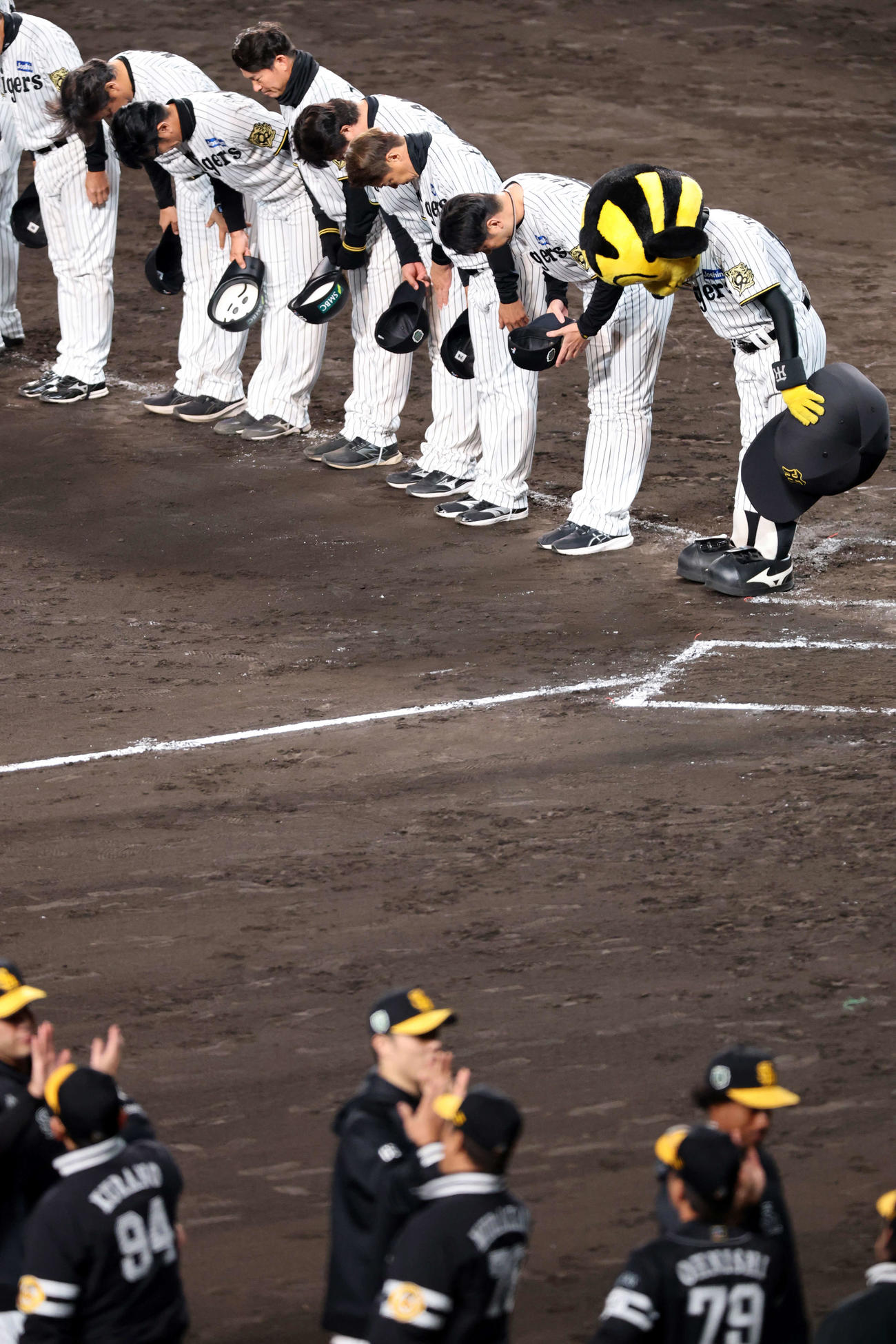 阪神対ソフトバンク　3連敗で、喜ぶソフトバンクの選手たちの奥で一礼する藤川監督（右上）ら阪神の選手たち（撮影・浅見桂子）