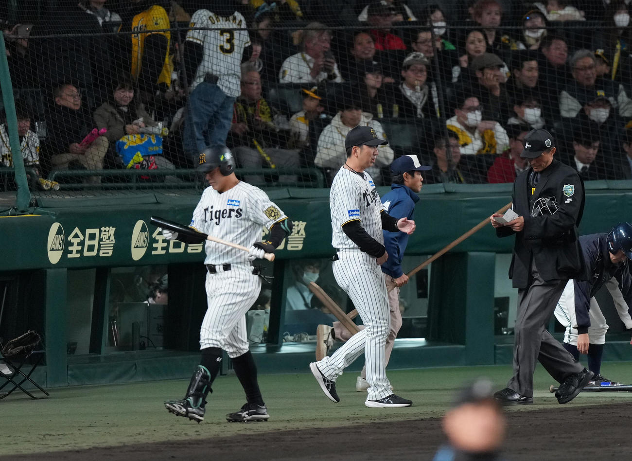 阪神対ソフトバンク　7回裏阪神2死、代打豊田（左）は空振り三振に倒れベンチに戻る。右は藤川監督（撮影・足立雅史）