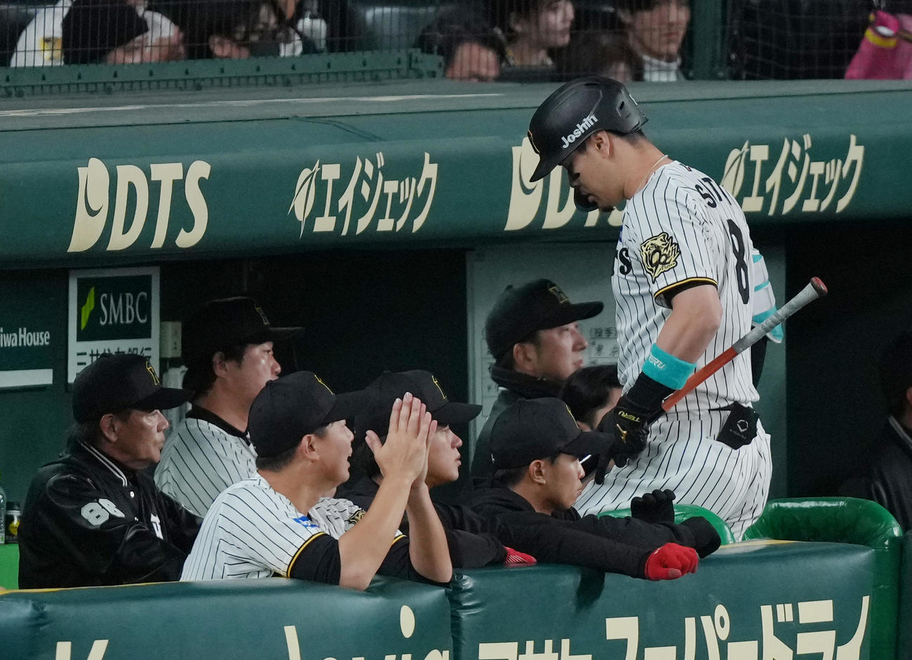 阪神対ソフトバンク　6回裏阪神無死二塁、佐藤輝（右端）は三邪飛に倒れる。後方右から2人目は藤川監督（撮影・足立雅史）