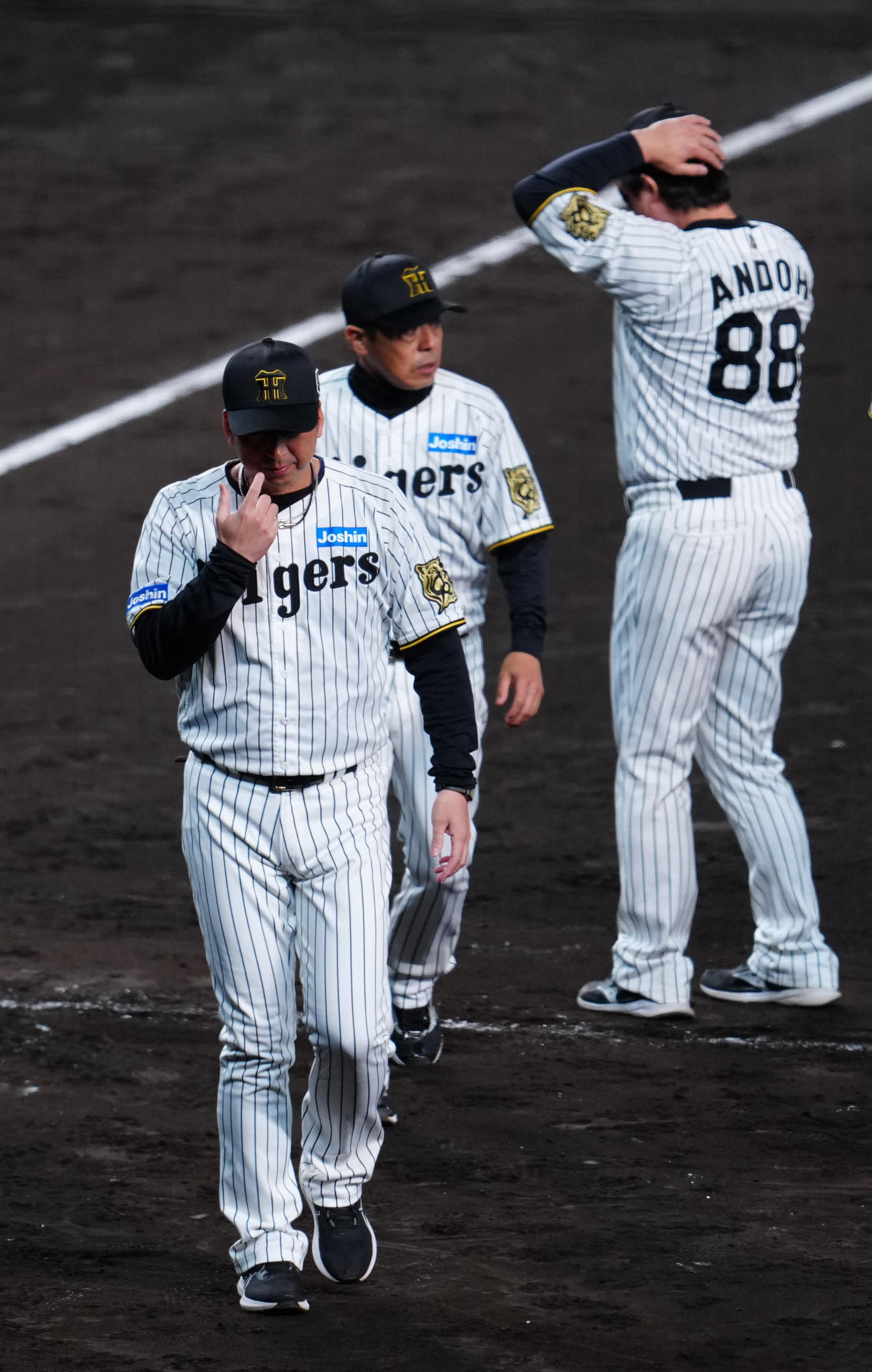 阪神対ソフトバンク　試合後、ファンにあいさつし引き揚げる阪神藤川監督（撮影・江口和貴）